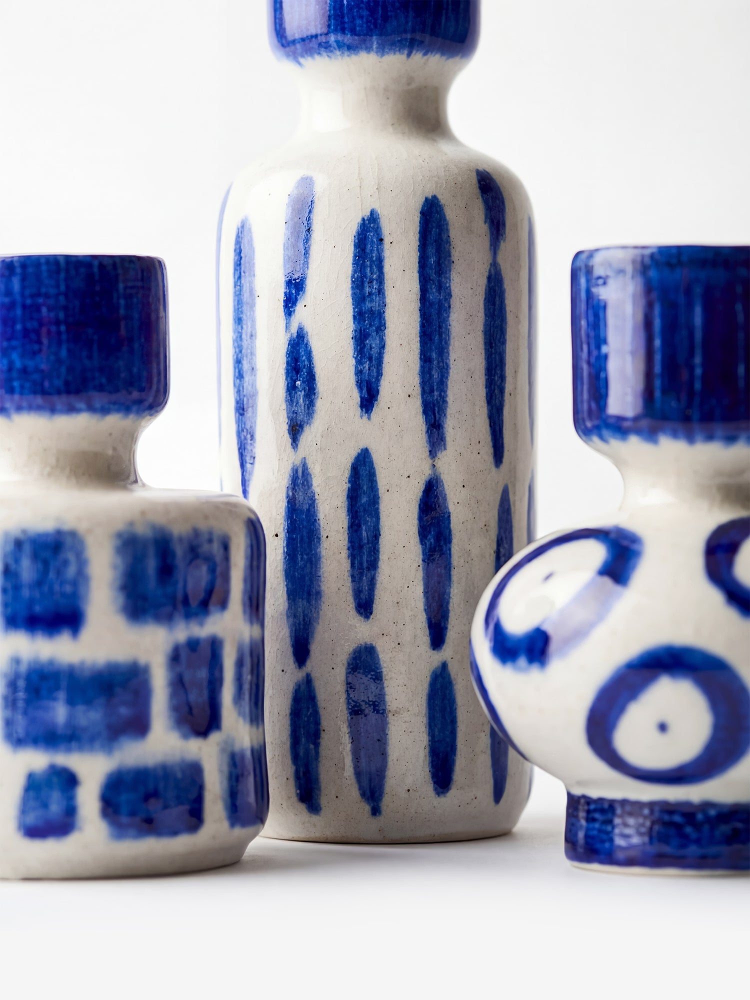 Romane set de 3 jarrones decorativos de gres azul y blanco pintados a mano
