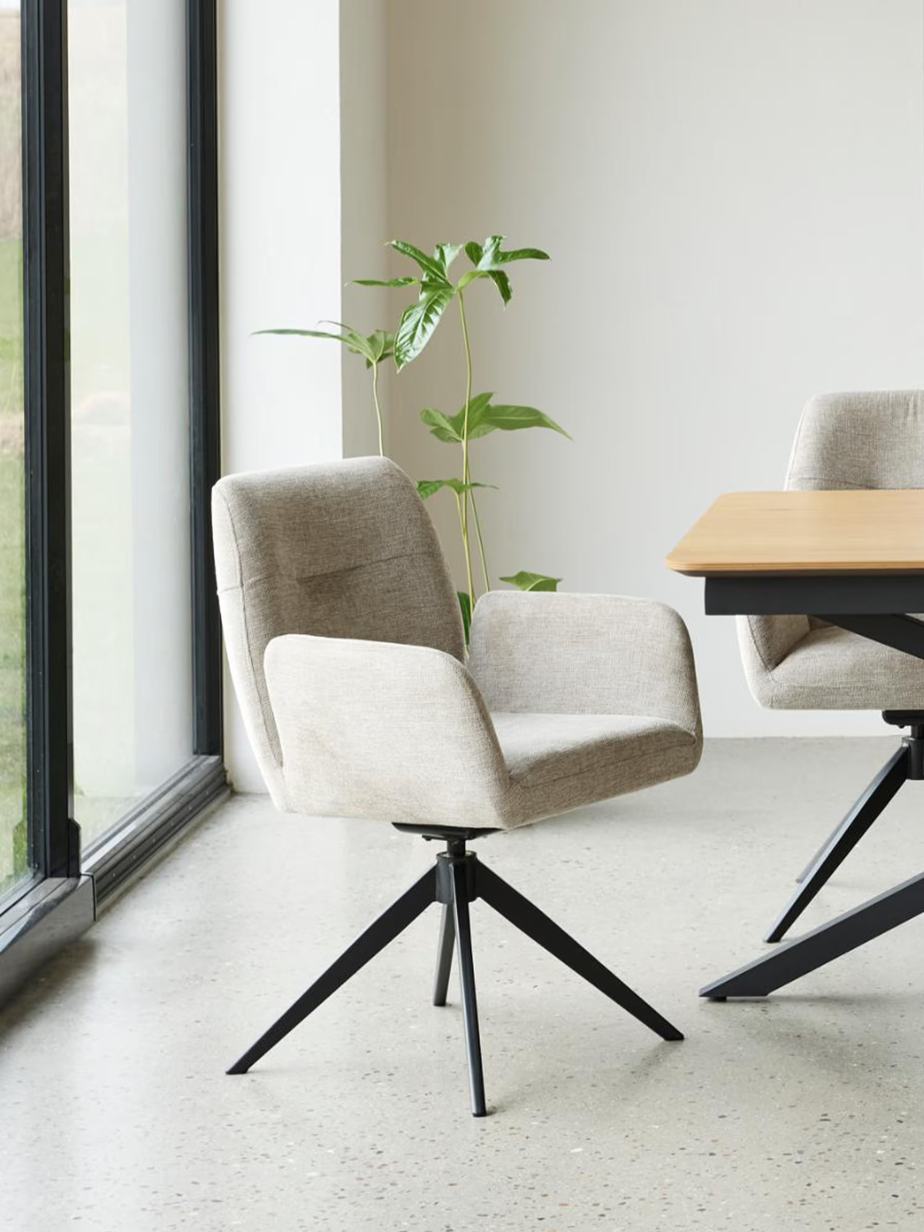 Roxana Chaise pivotante rembourrée en tissu avec accoudoirs et base en métal noir