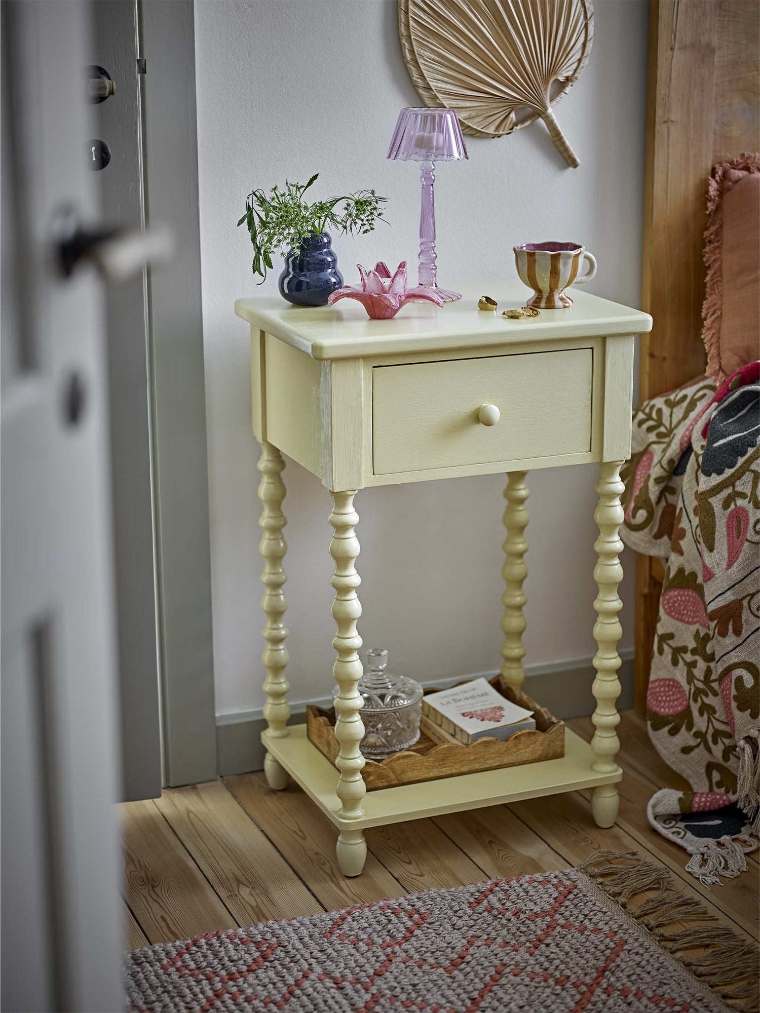 Salino Tavolino laterale con cassetto in legno di abete giallo pastello