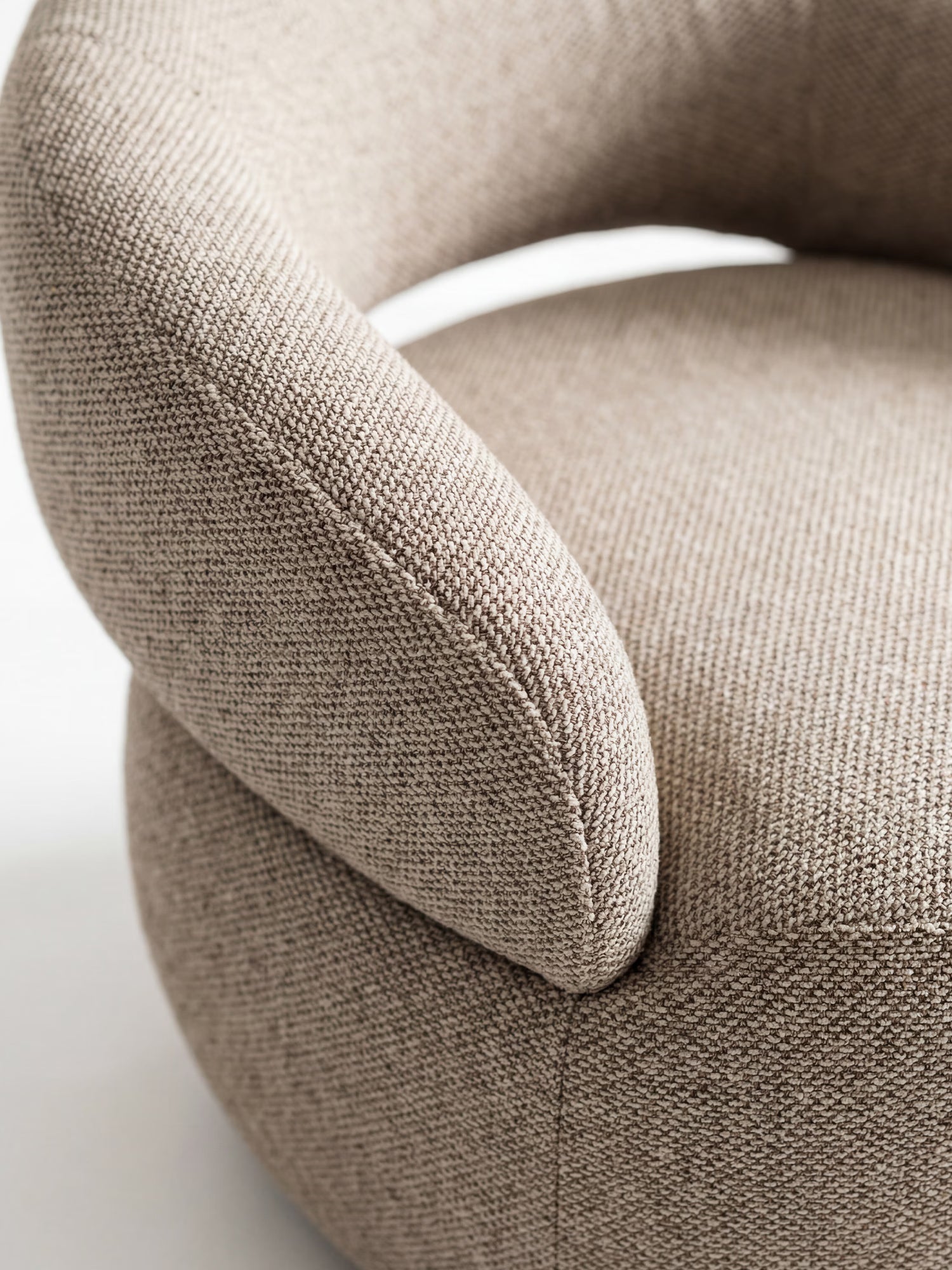 Sion Poltrona lounge in tessuto color sabbia FSC® 100%