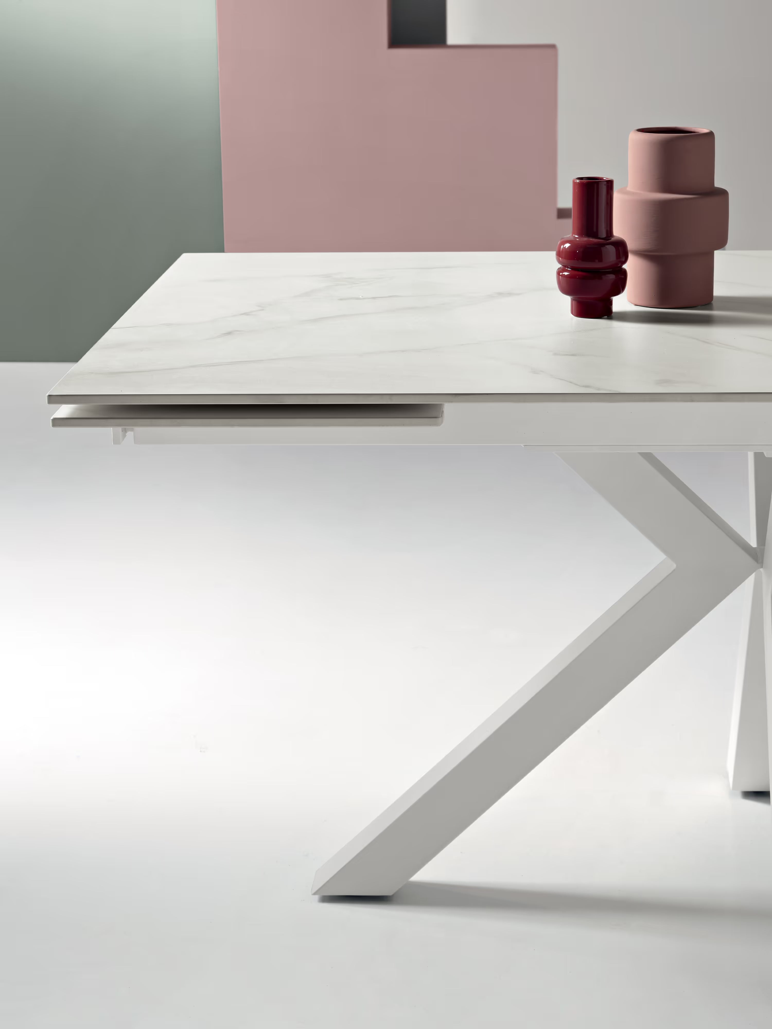 Sky Mesa extensible de piedra efecto mármol blanco – base de metal 160 (240) x 91 cm