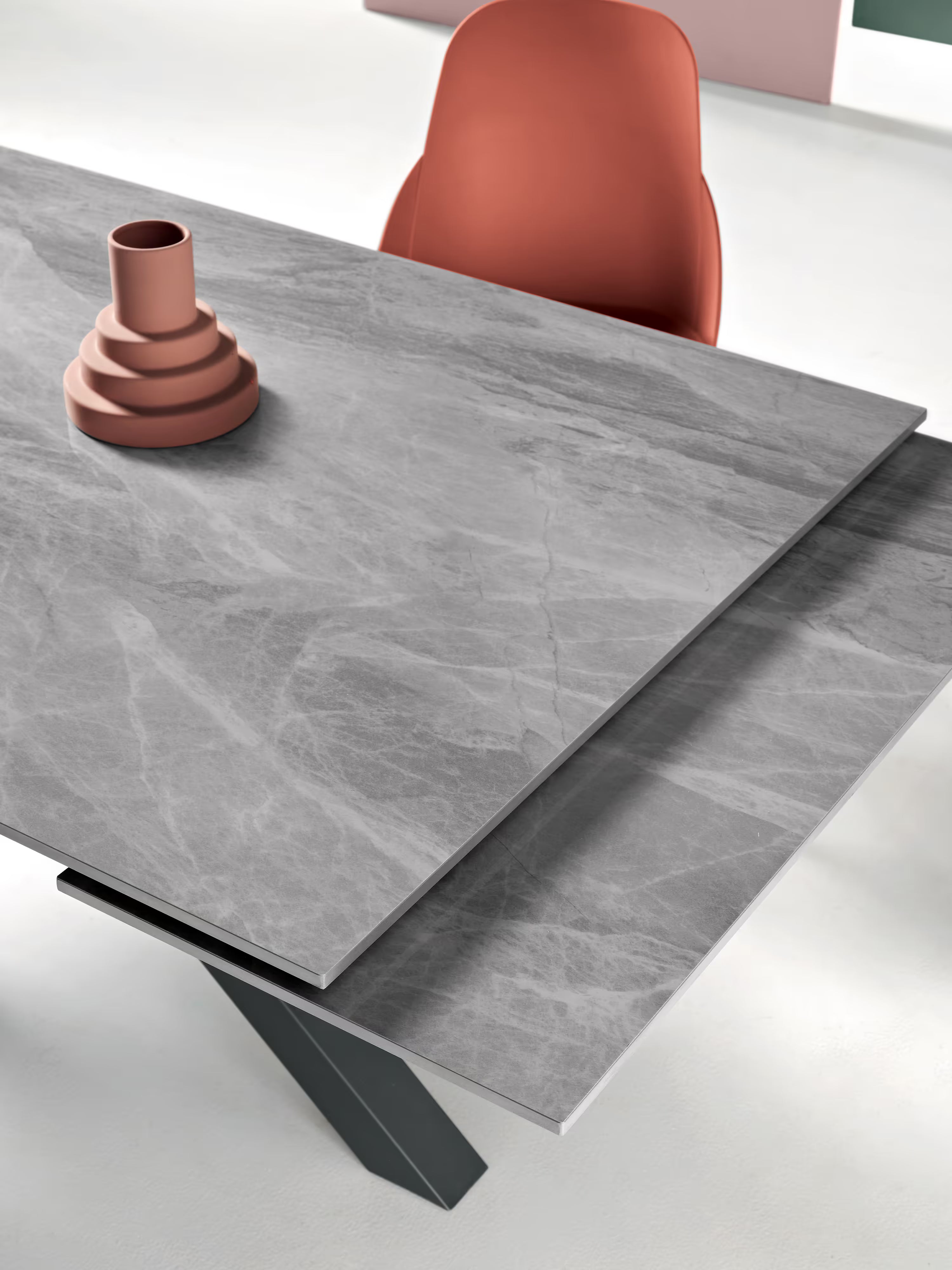 Sky Mesa extensible de piedra efecto mármol gris – base de metal 160 (240) x 91 cm