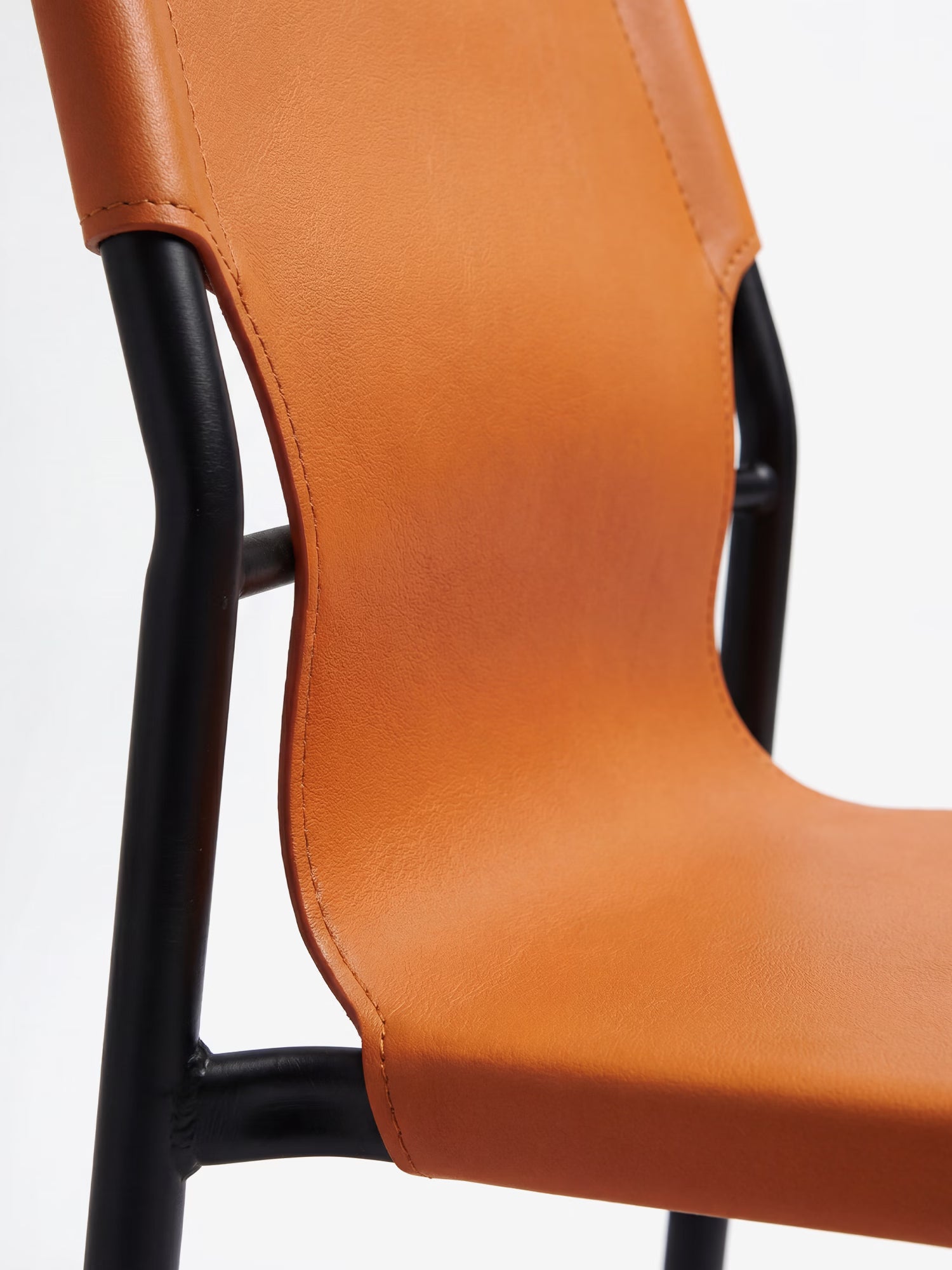 Sveva sedia di design in similcuoio con struttura in metallo nero