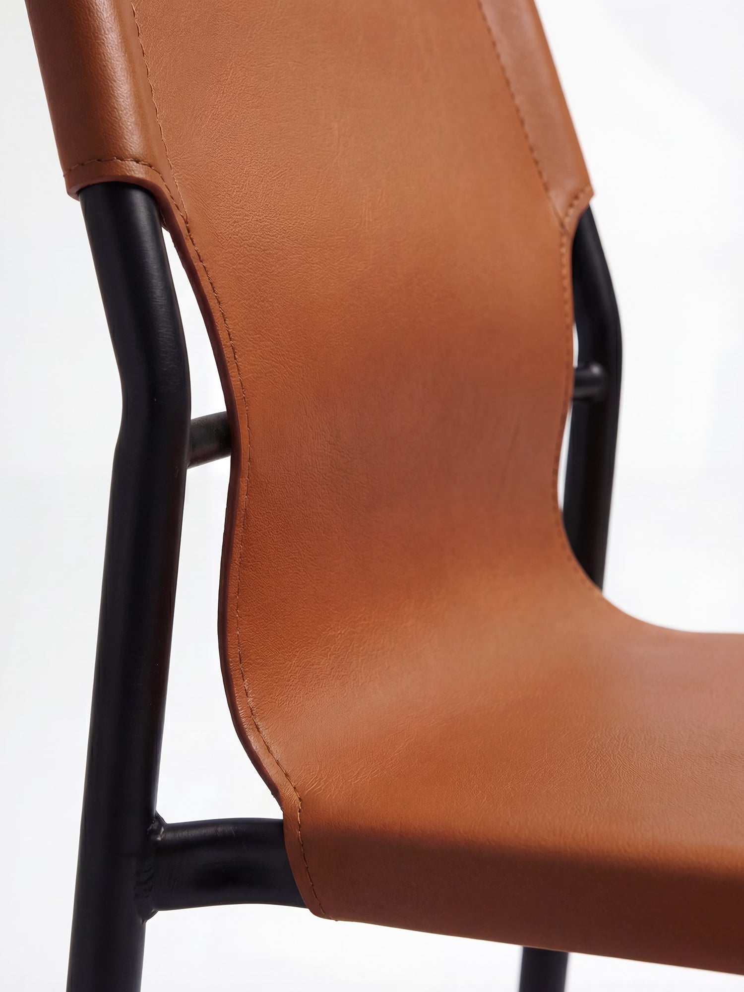 Sveva sedia di design in similcuoio con struttura in metallo nero