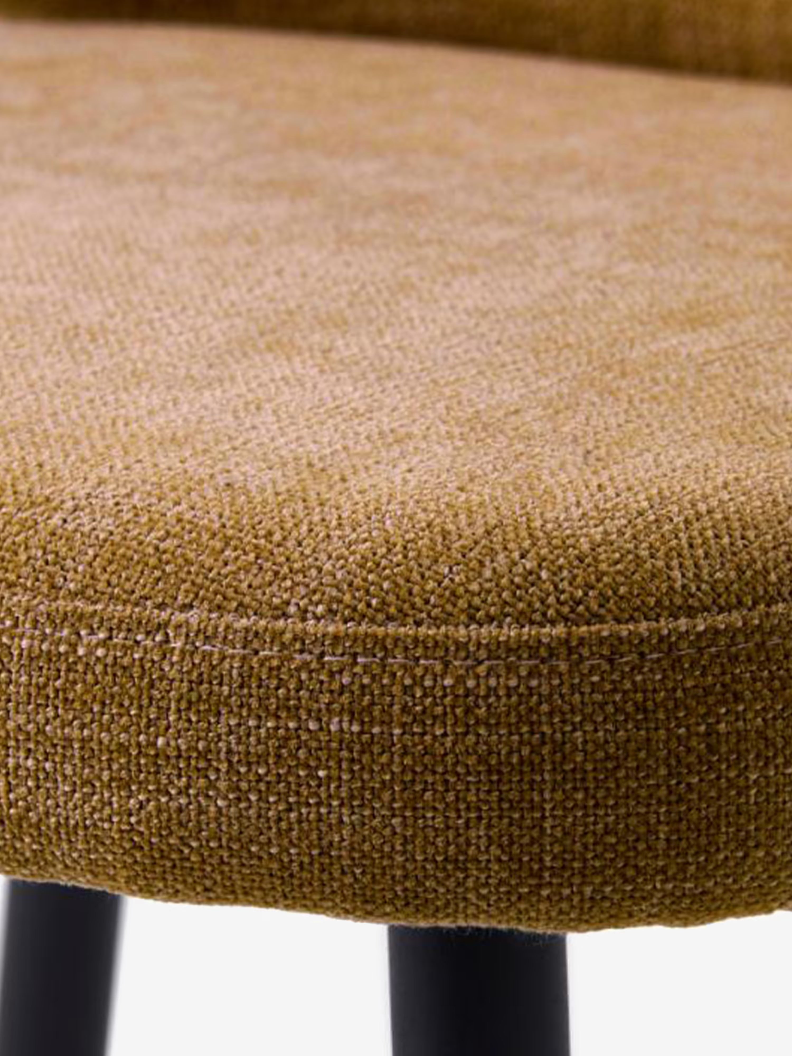 Swan Chaise rembourrée en tissu effet velours côtelé avec pieds noirs en métal