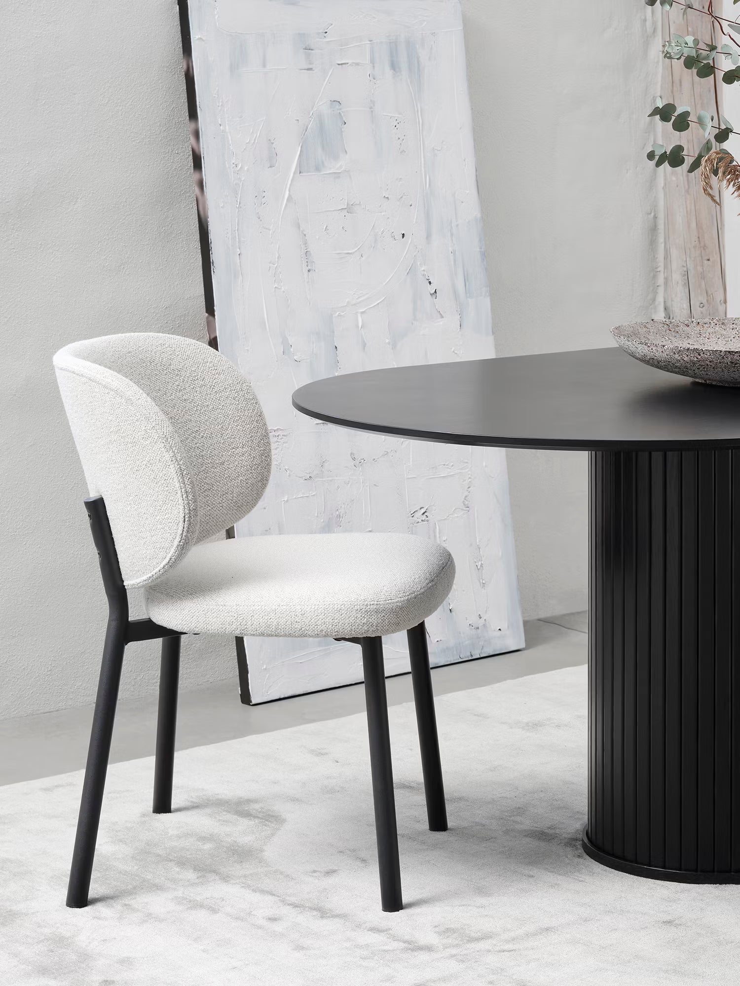 Swan Chaise en bouclé doux tendance certifié avec pieds noirs en métal