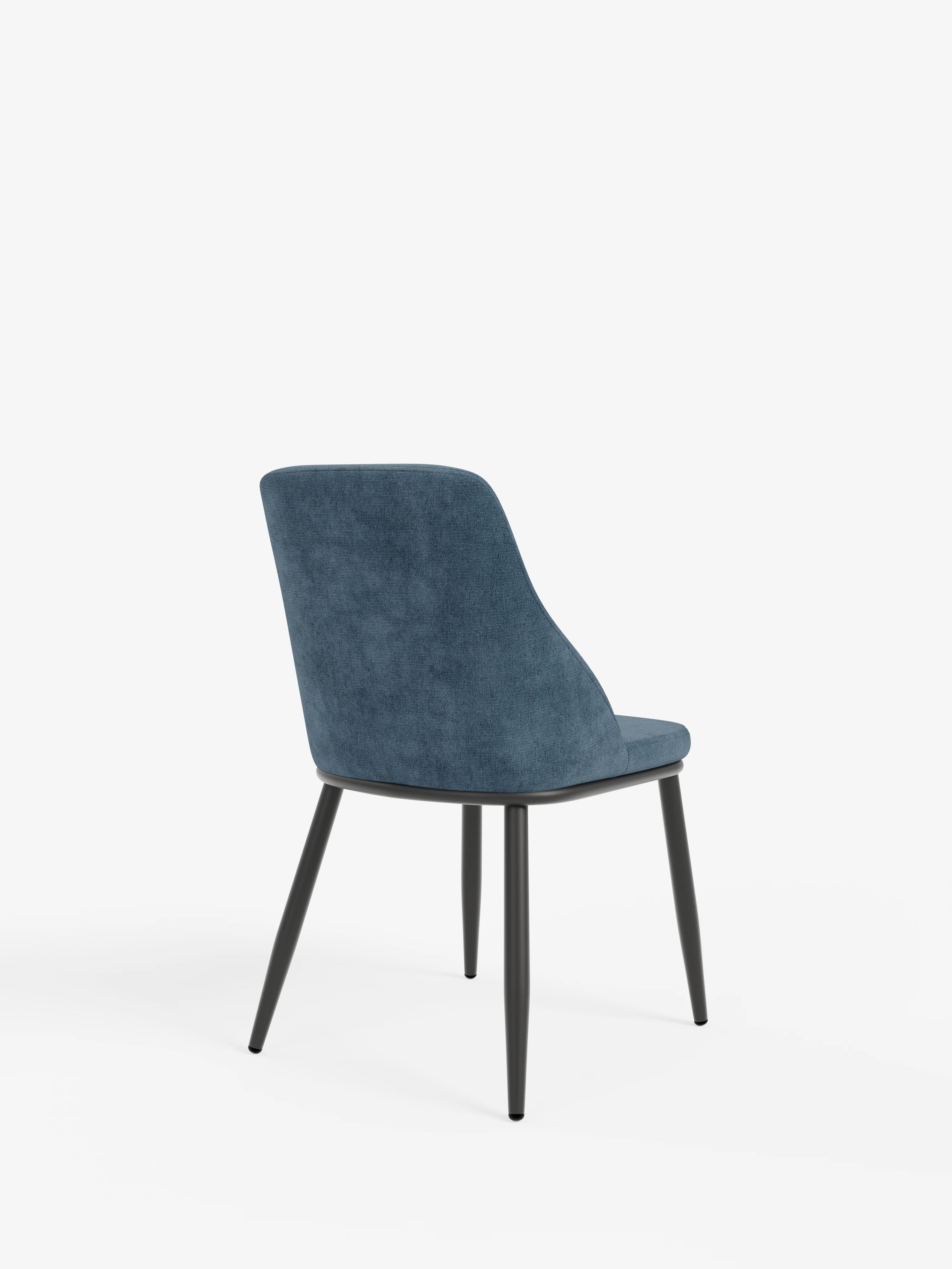 Chaise Tallin en tissu bleu avec pieds en métal laqué noir