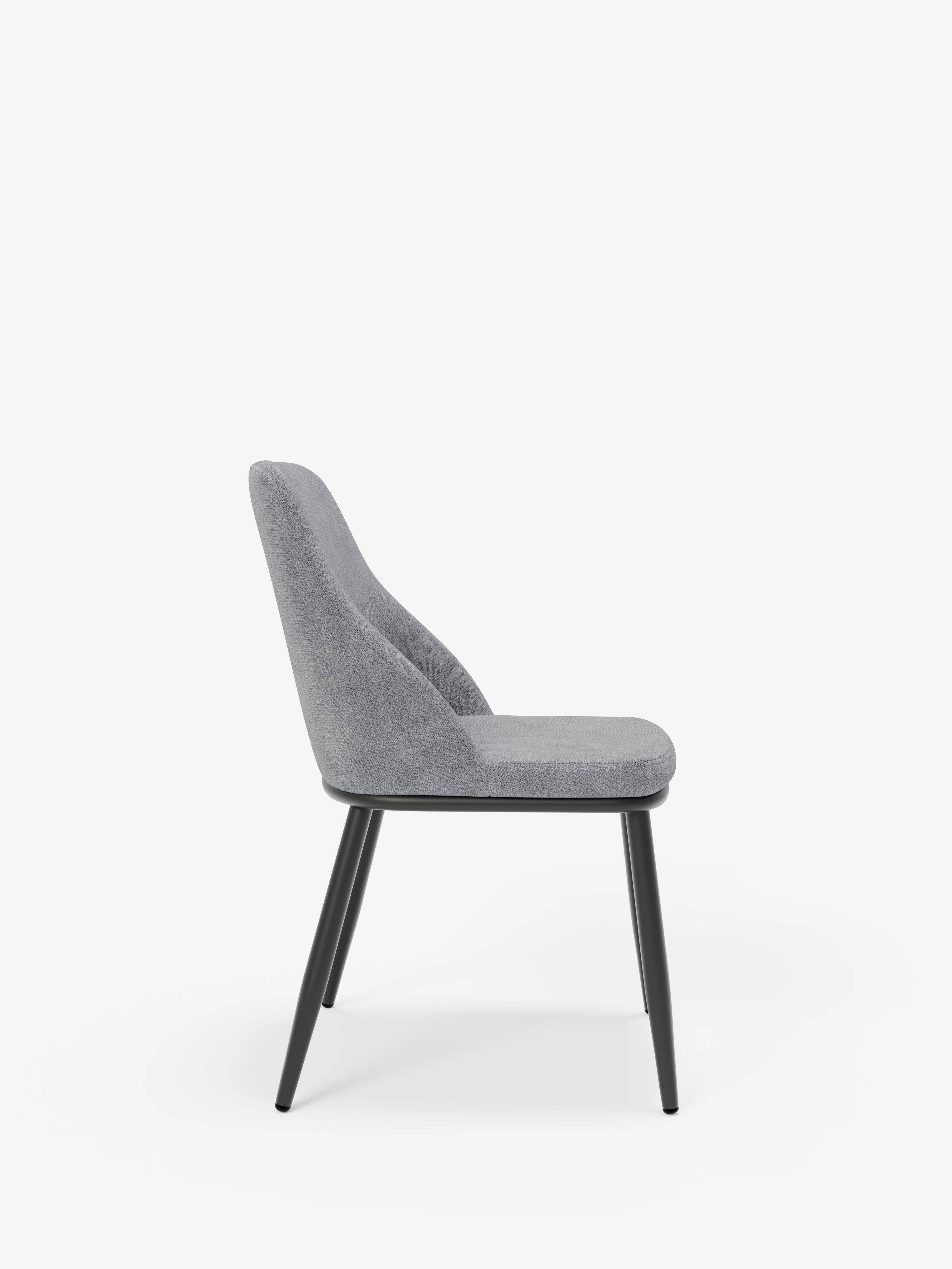 Chaise Tallin en tissu gris foncé avec pieds en métal laqué noir