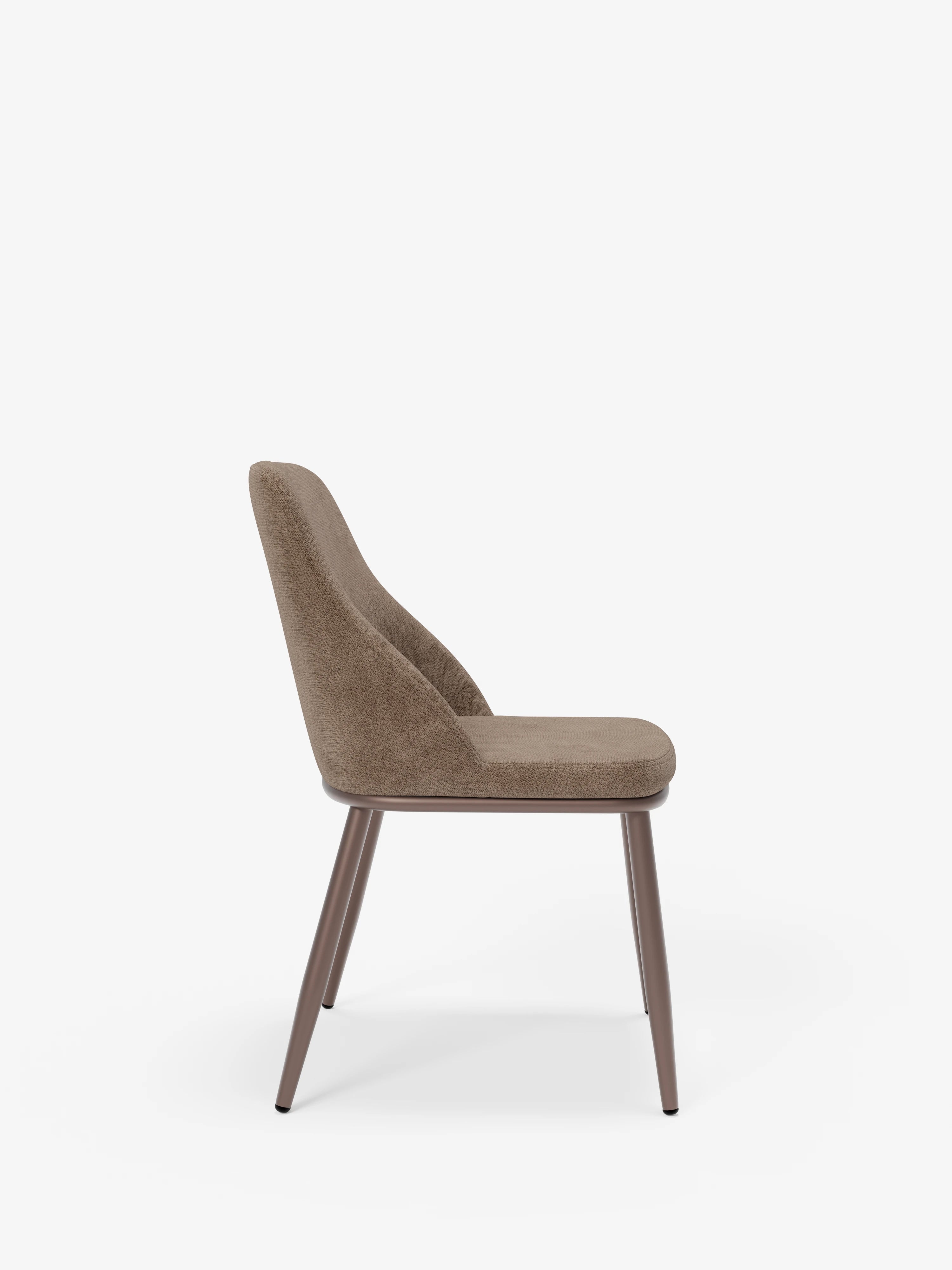 Tallin Stuhl aus braunem Stoff mit Gestell aus Metall – harmonisches und zeitgenössisches Design