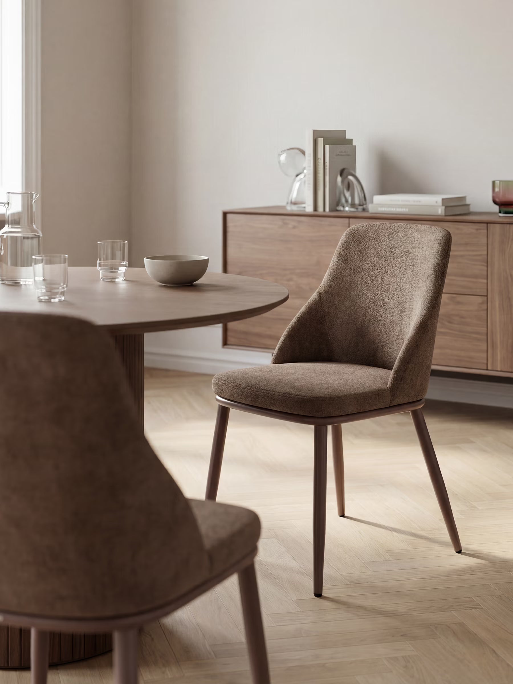 Chaise Tallin en tissu marron avec structure en métal – design harmonieux et contemporain