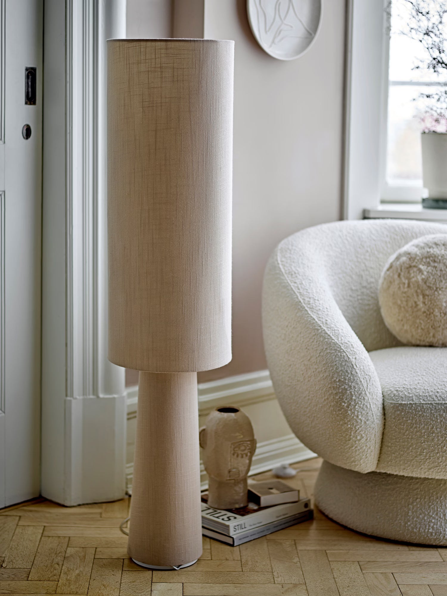 TED Poltroncina lounge di design in tessuto bouclé bianco con base centrale e schienale avvolgente