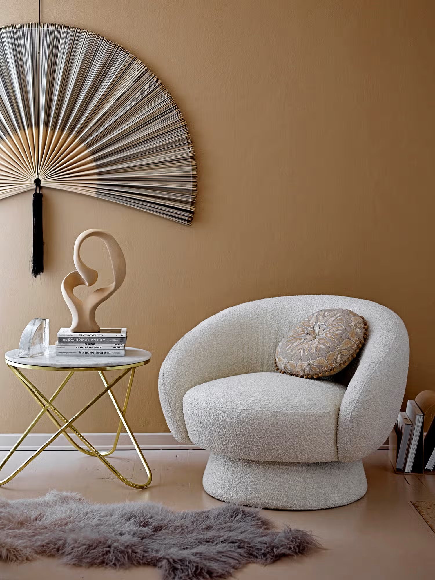 TED Sillón lounge de diseño en tejido bouclé blanco con base central y respaldo envolvente