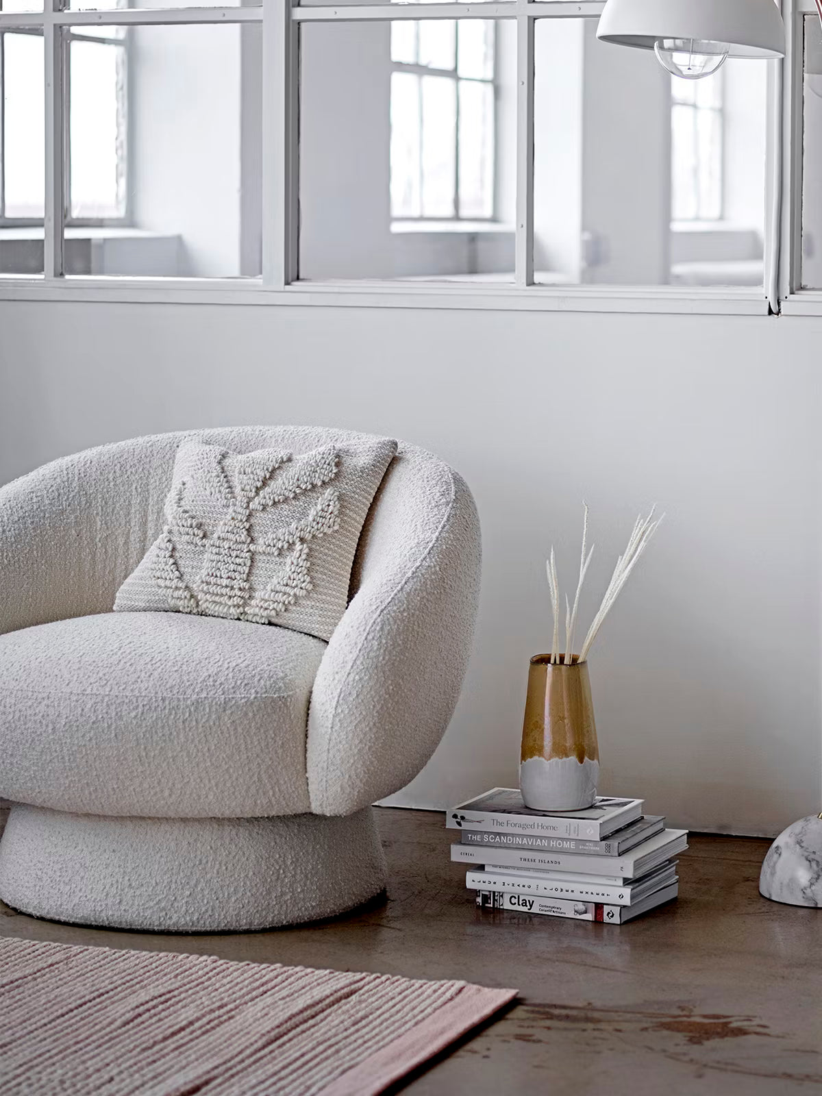TED Poltroncina lounge di design in tessuto bouclé bianco con base centrale e schienale avvolgente