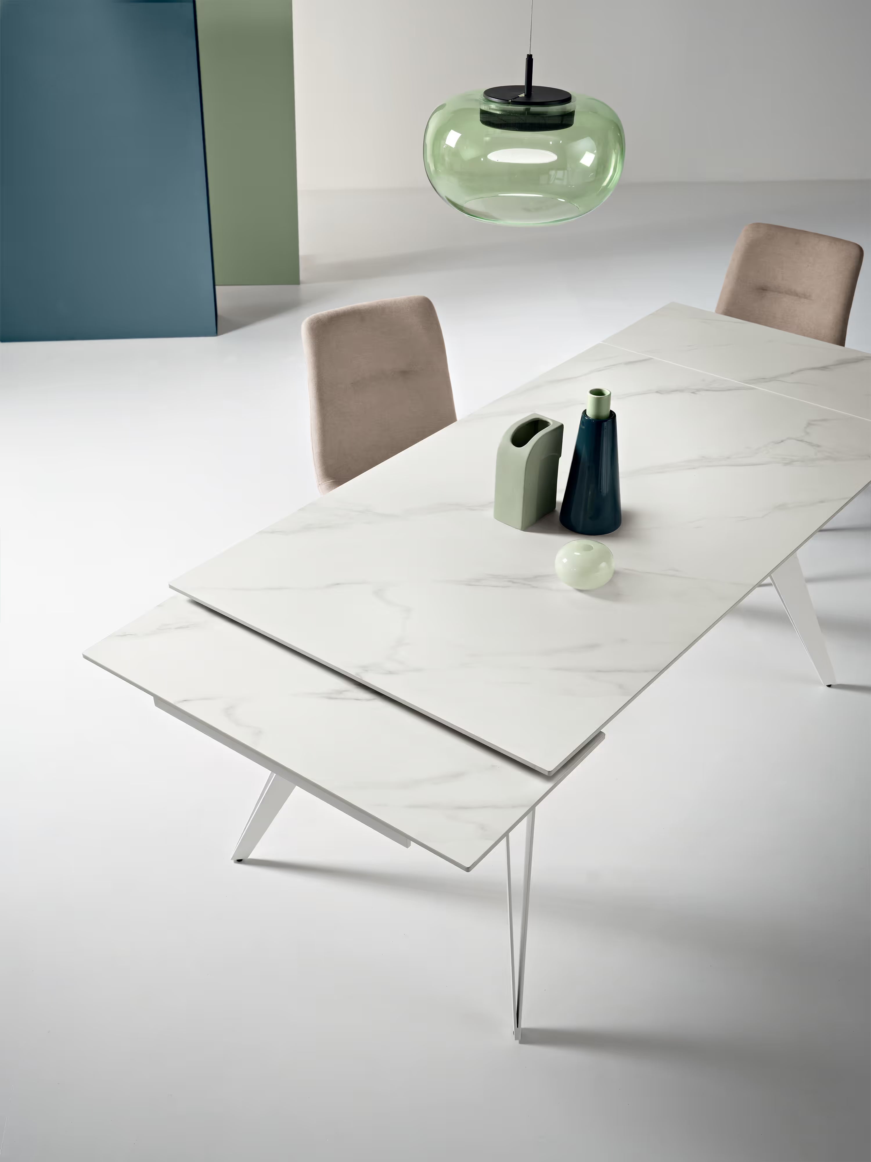 Thor Mesa extensible efecto mármol blanco – base de metal blanco 160 (240) x 90 cm