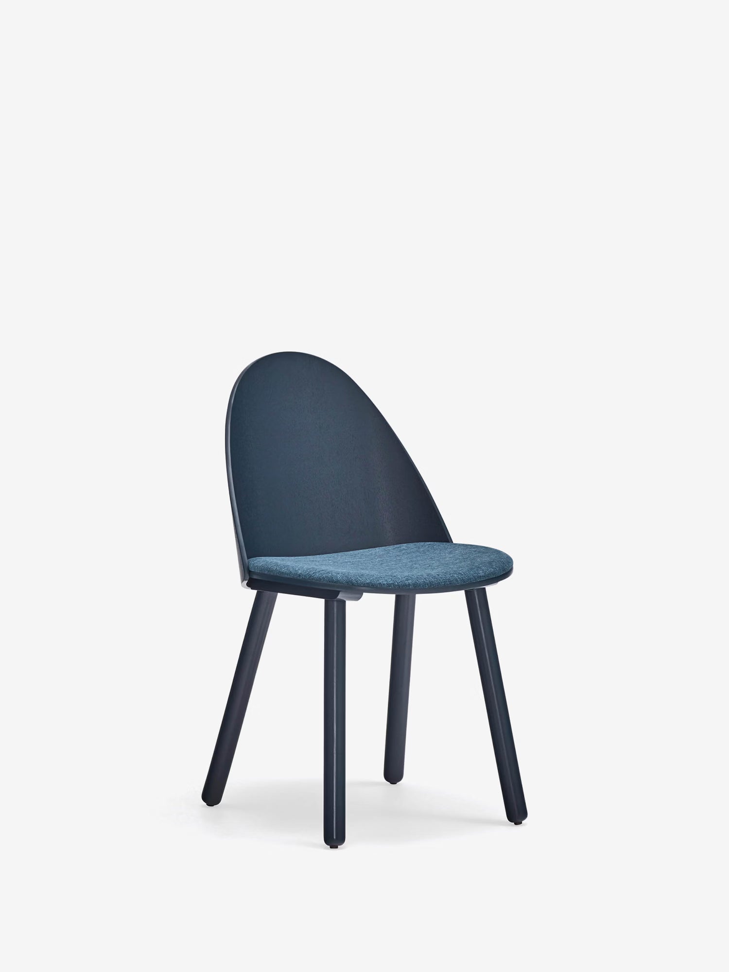 Uma Chaise en frêne et bois massif avec assise rembourrée en tissu