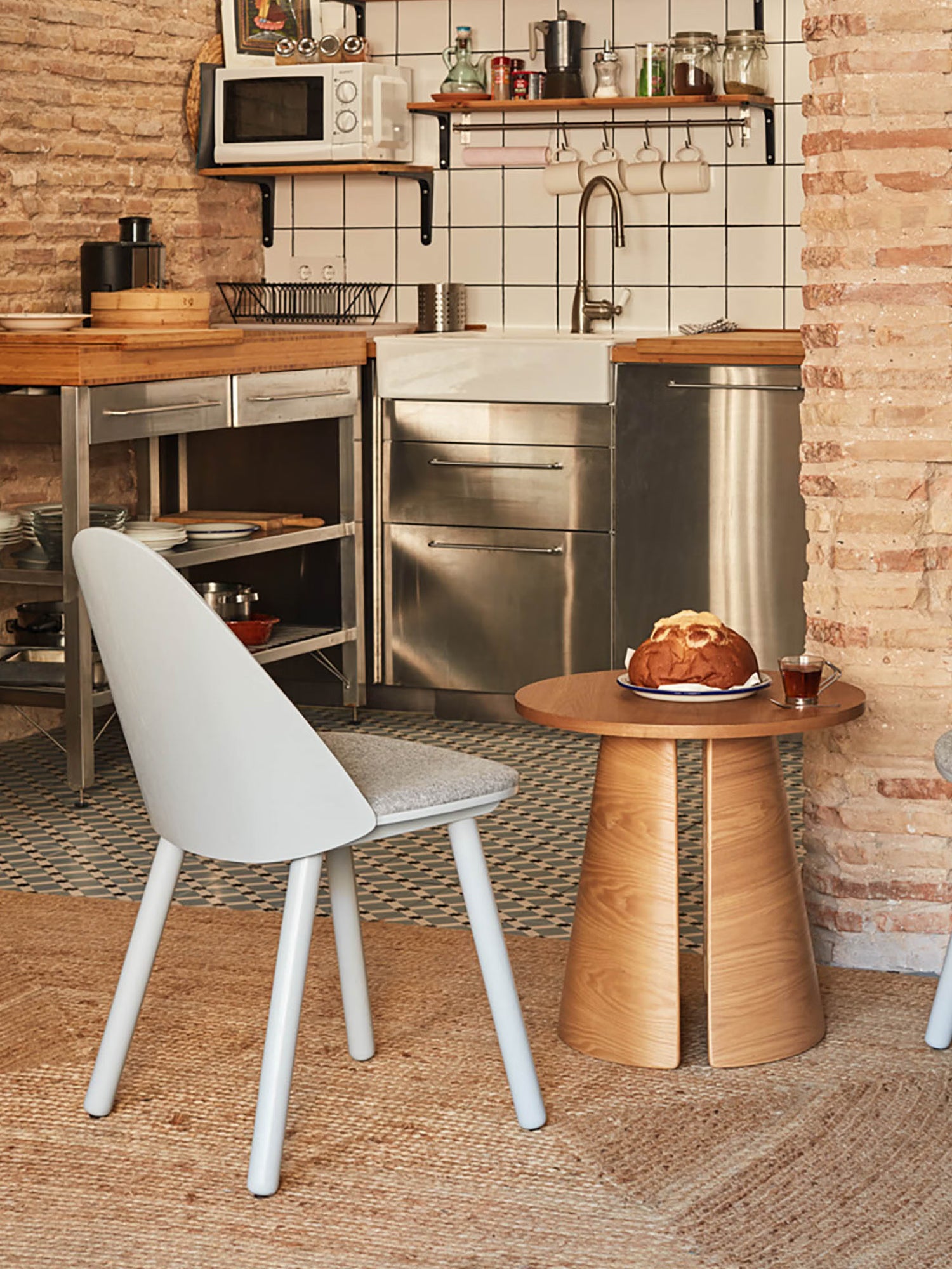 Uma Chaise en frêne et bois massif avec assise rembourrée en tissu