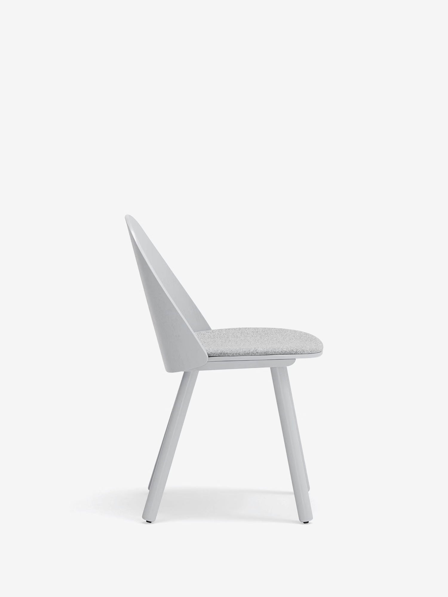 Uma Chaise en frêne et bois massif avec assise rembourrée en tissu