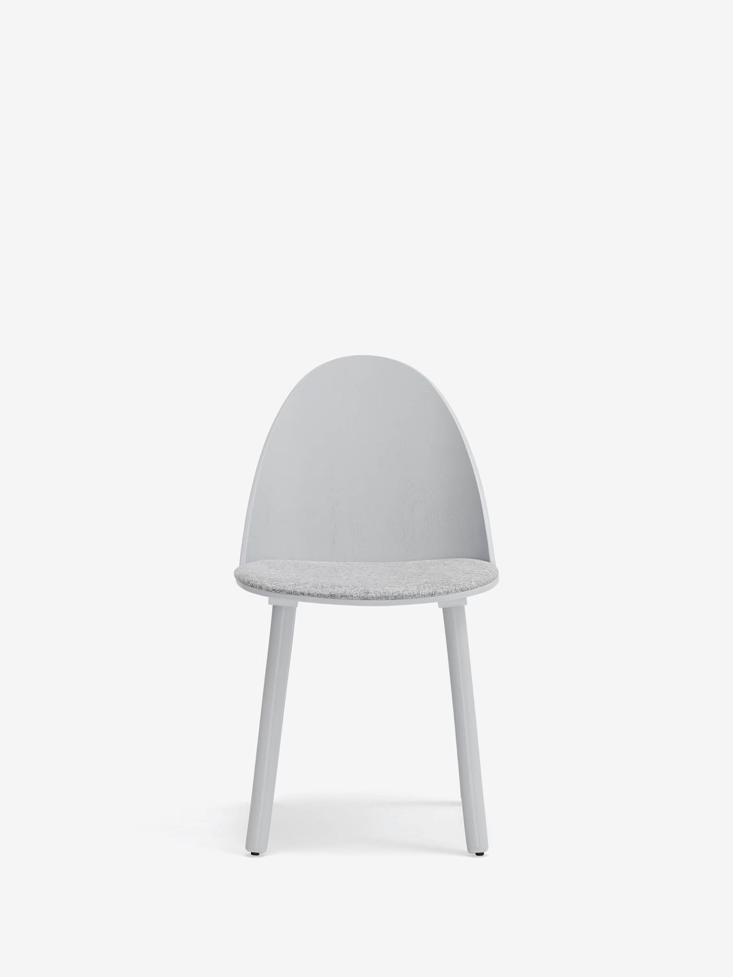 Uma Chaise en frêne et bois massif avec assise rembourrée en tissu