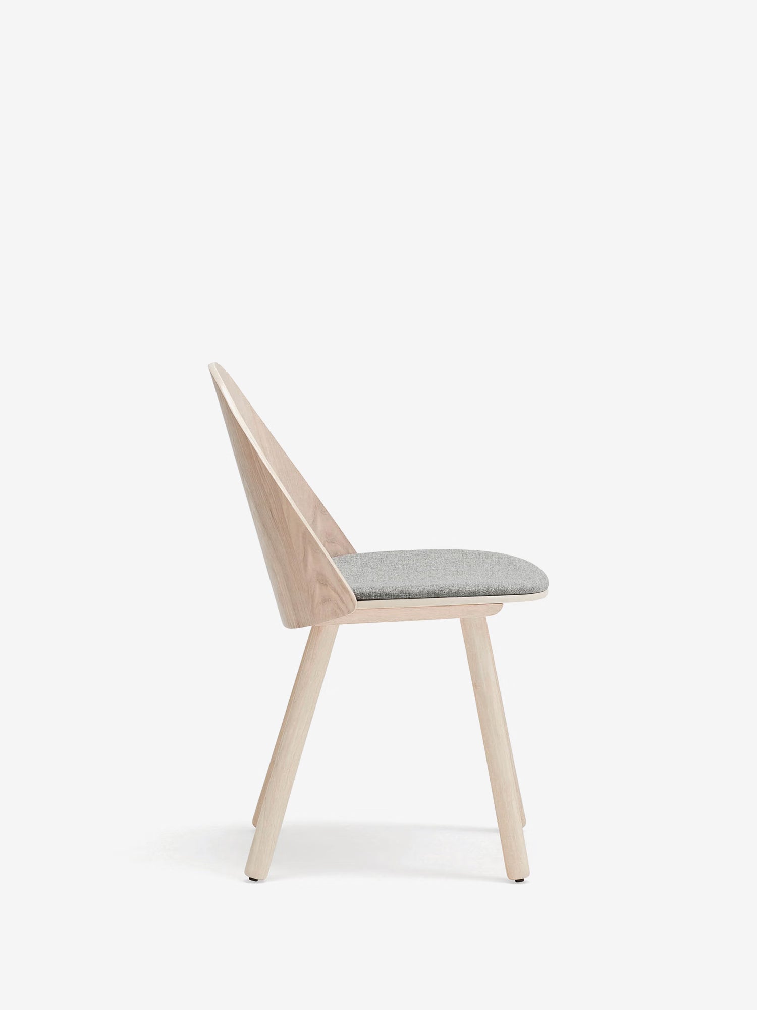 Uma Chaise en frêne et bois massif avec assise rembourrée en tissu