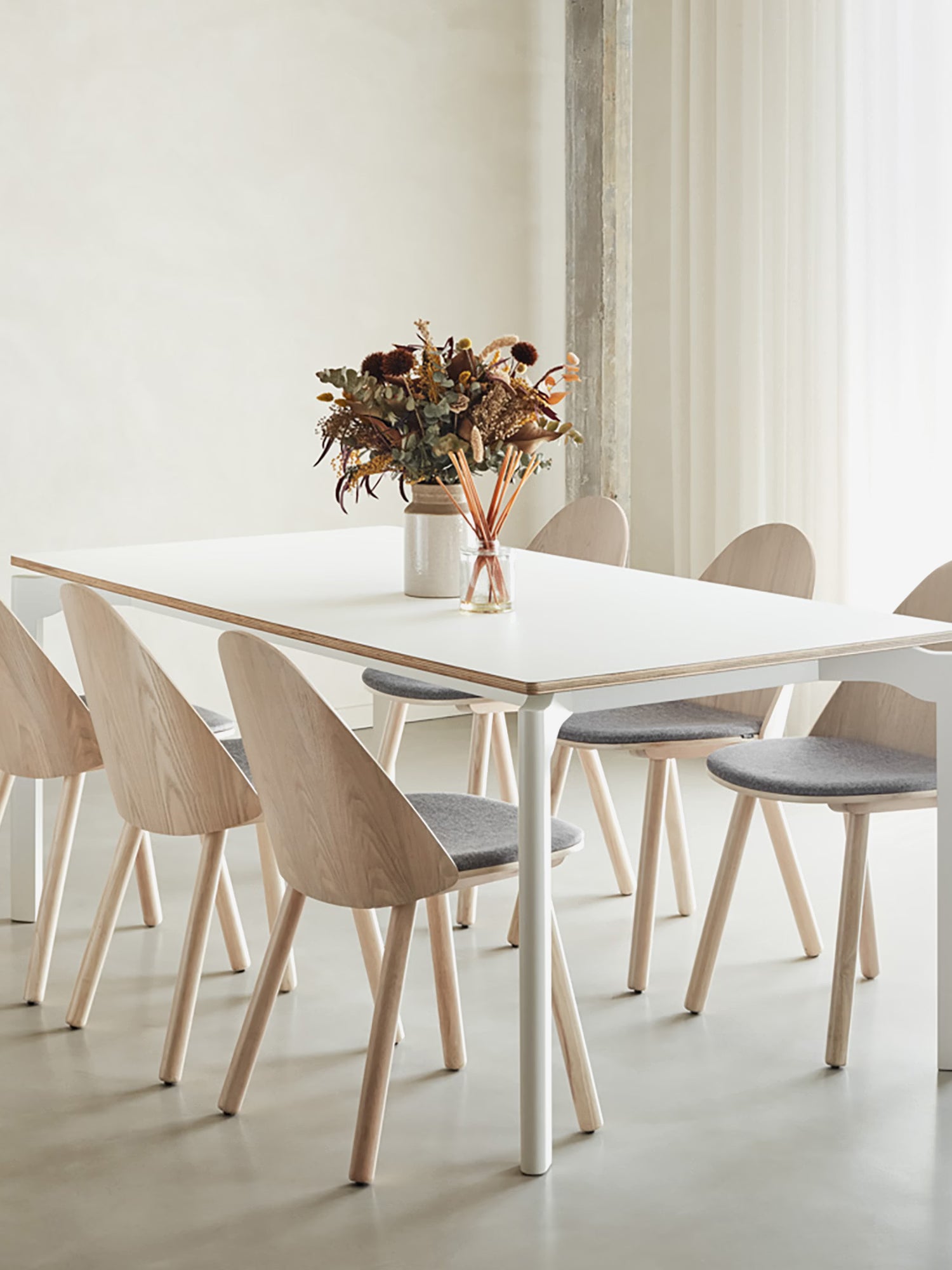 Uma Chaise en frêne et bois massif avec assise rembourrée en tissu