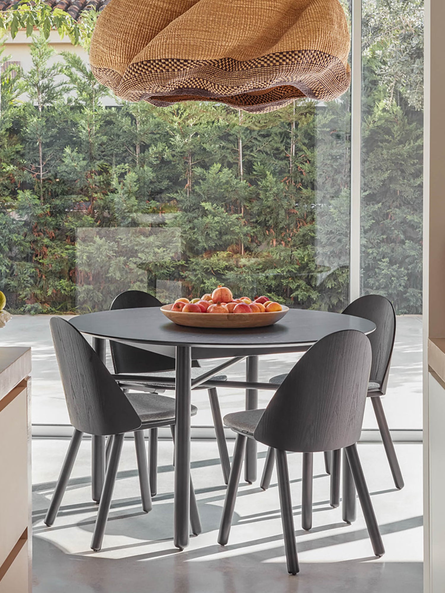 Uma Chaise en frêne et bois massif avec assise rembourrée en tissu