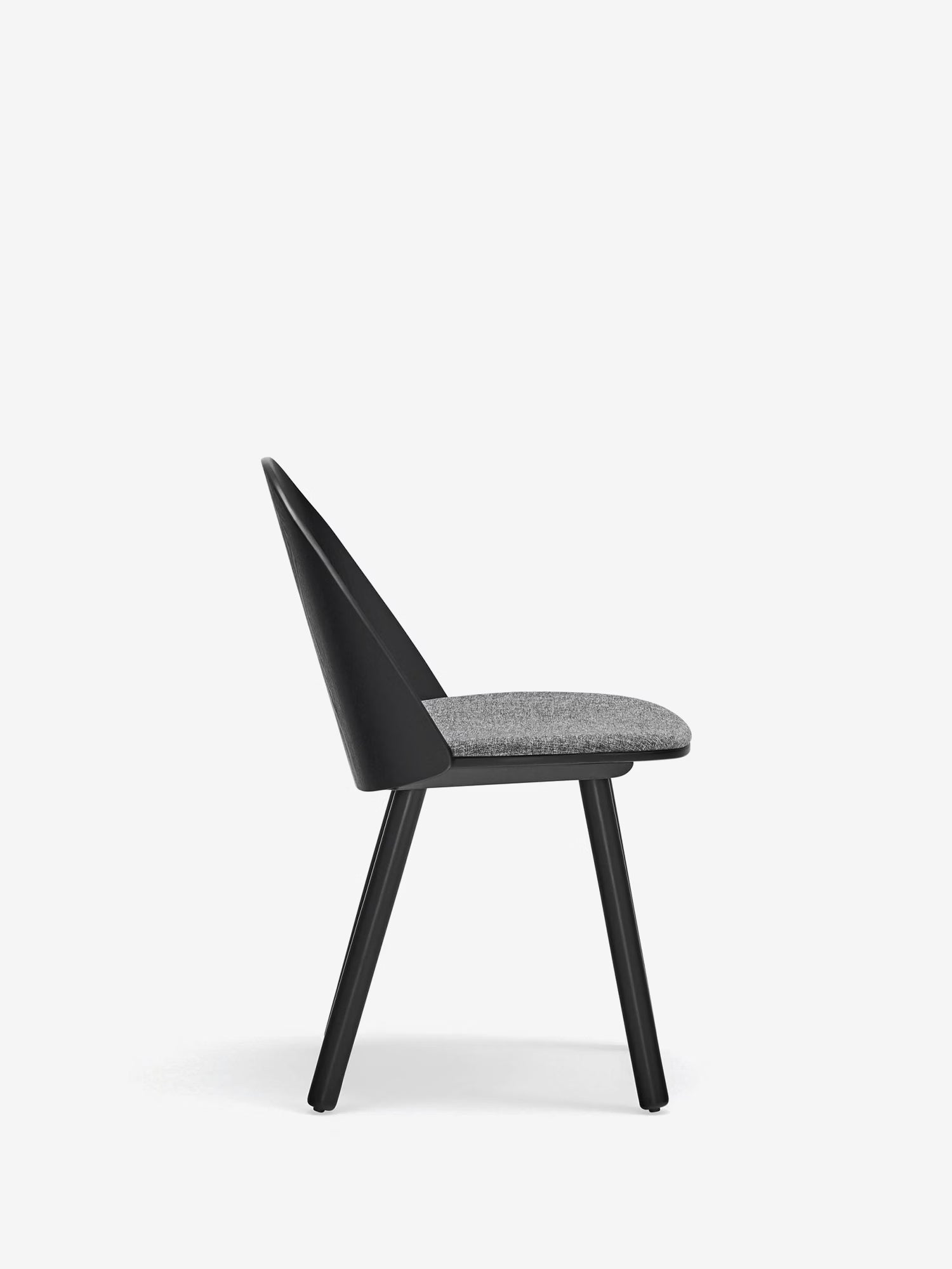 Uma Chaise en frêne et bois massif avec assise rembourrée en tissu