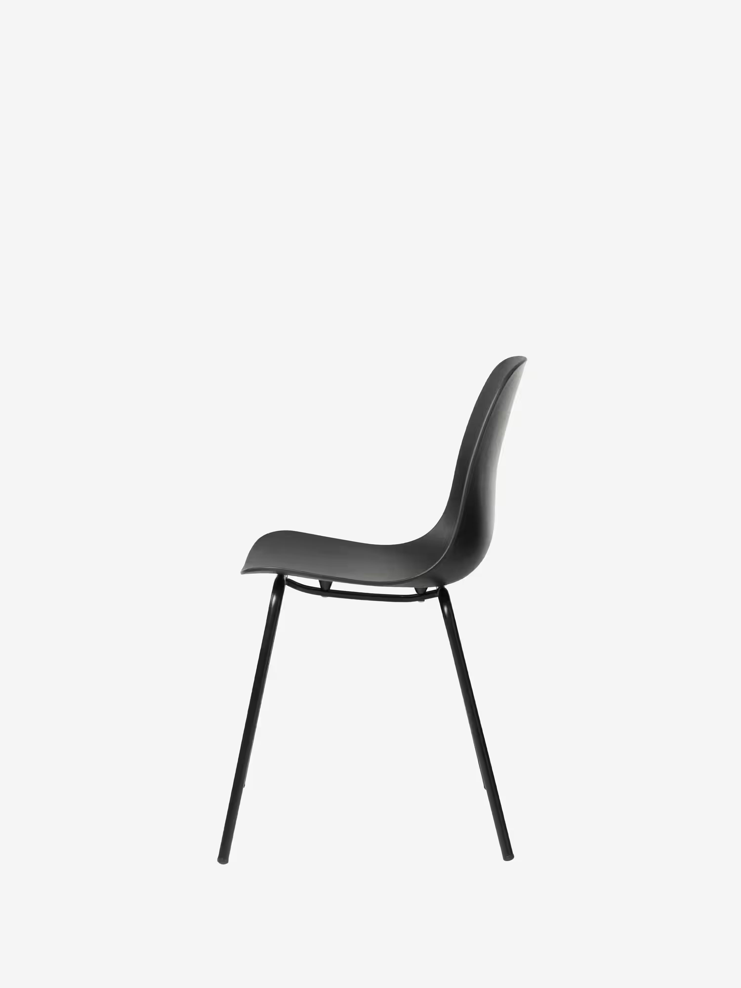 Whitby Chaise en polypropylène avec pieds en métal au design moderne