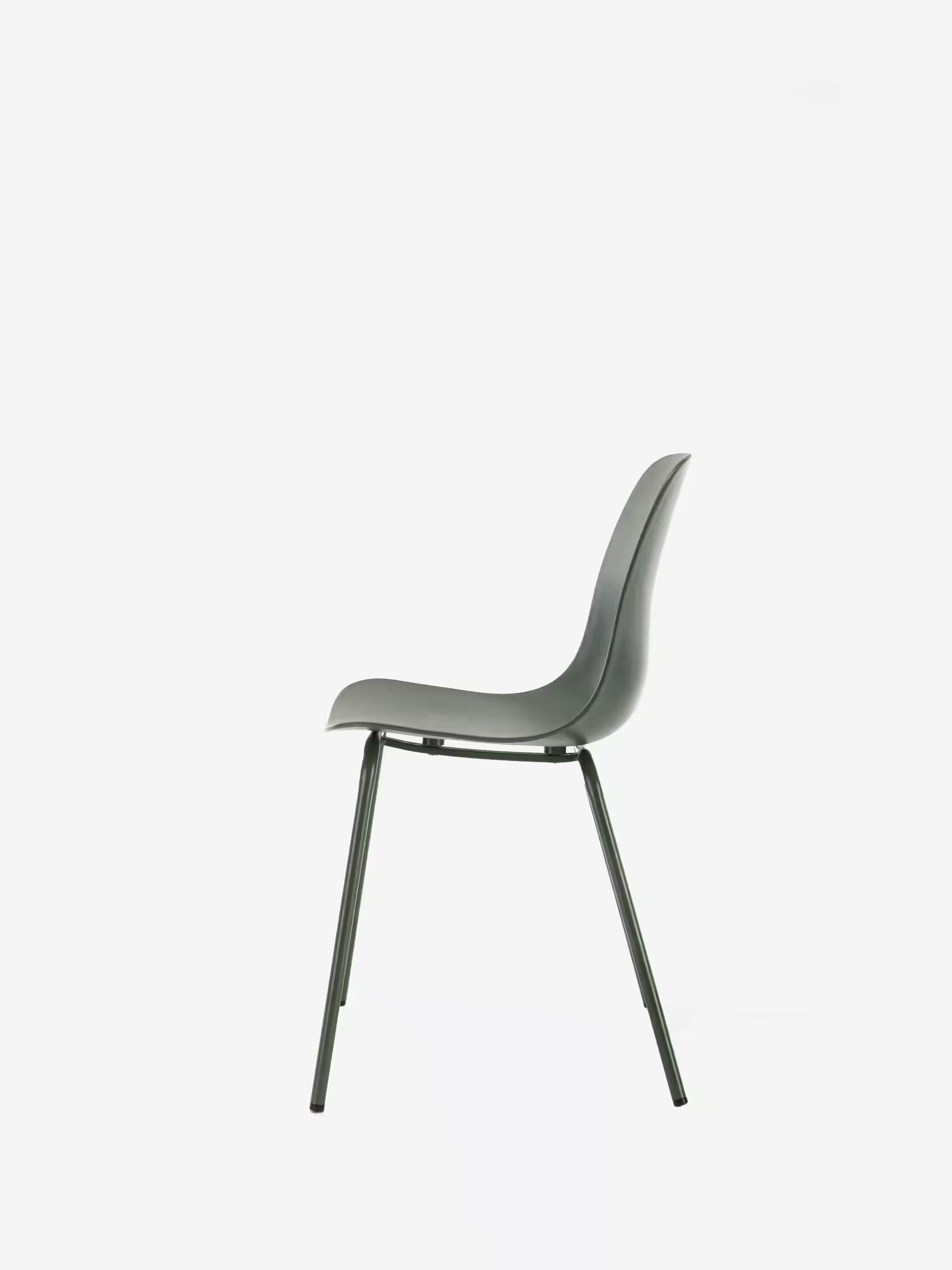 Whitby Chaise en polypropylène avec pieds en métal au design moderne