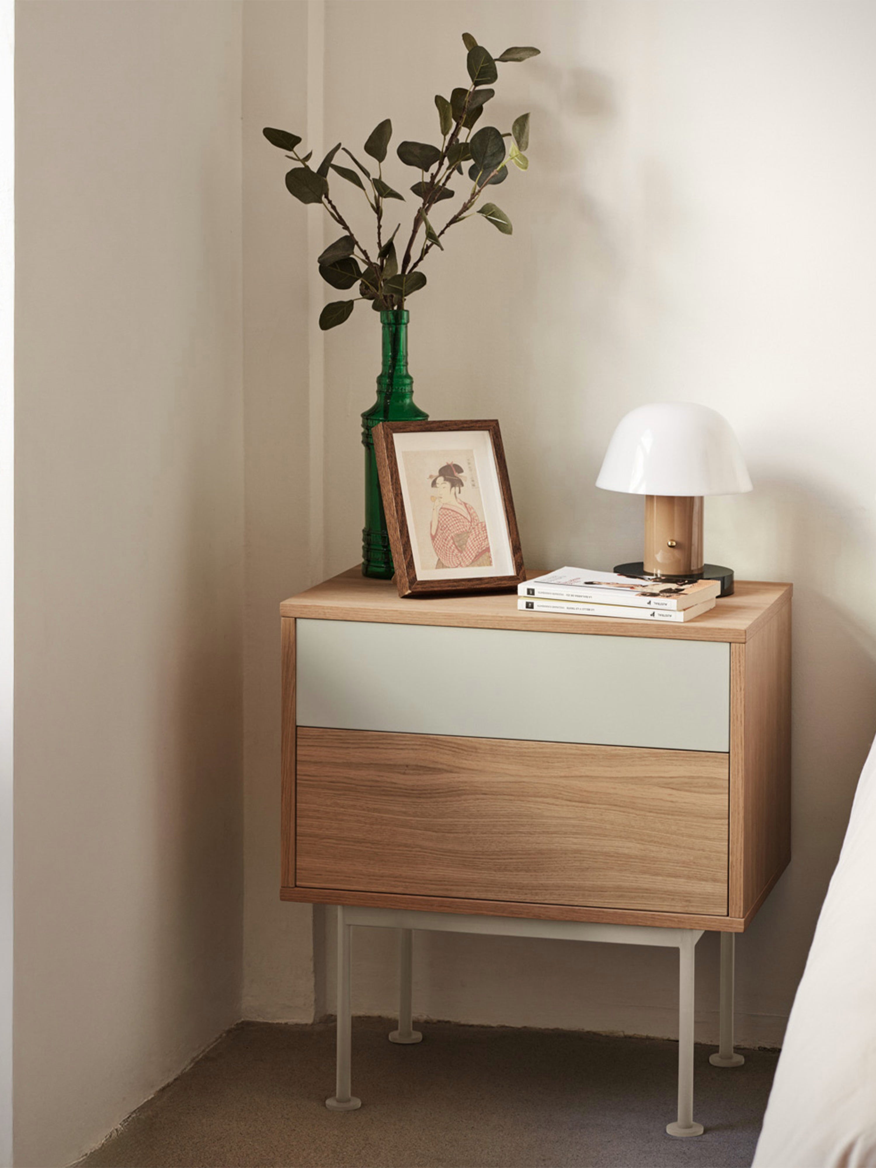 Yoko Comodino in rovere e MDF laccato - 2 cassetti e base in metallo