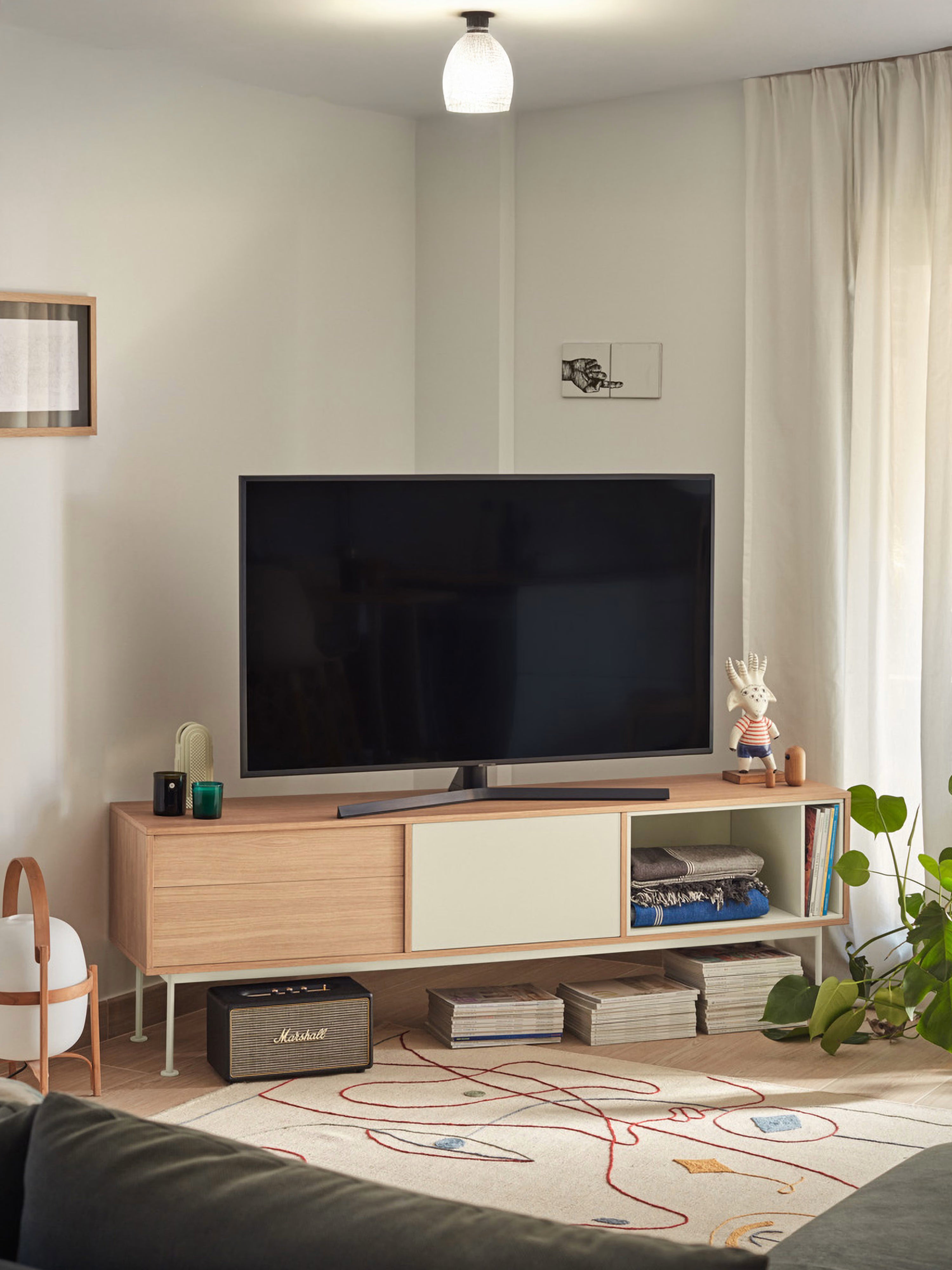 Yoko mueble TV en roble con puertas lacadas y base de metal 180 x 59 cm