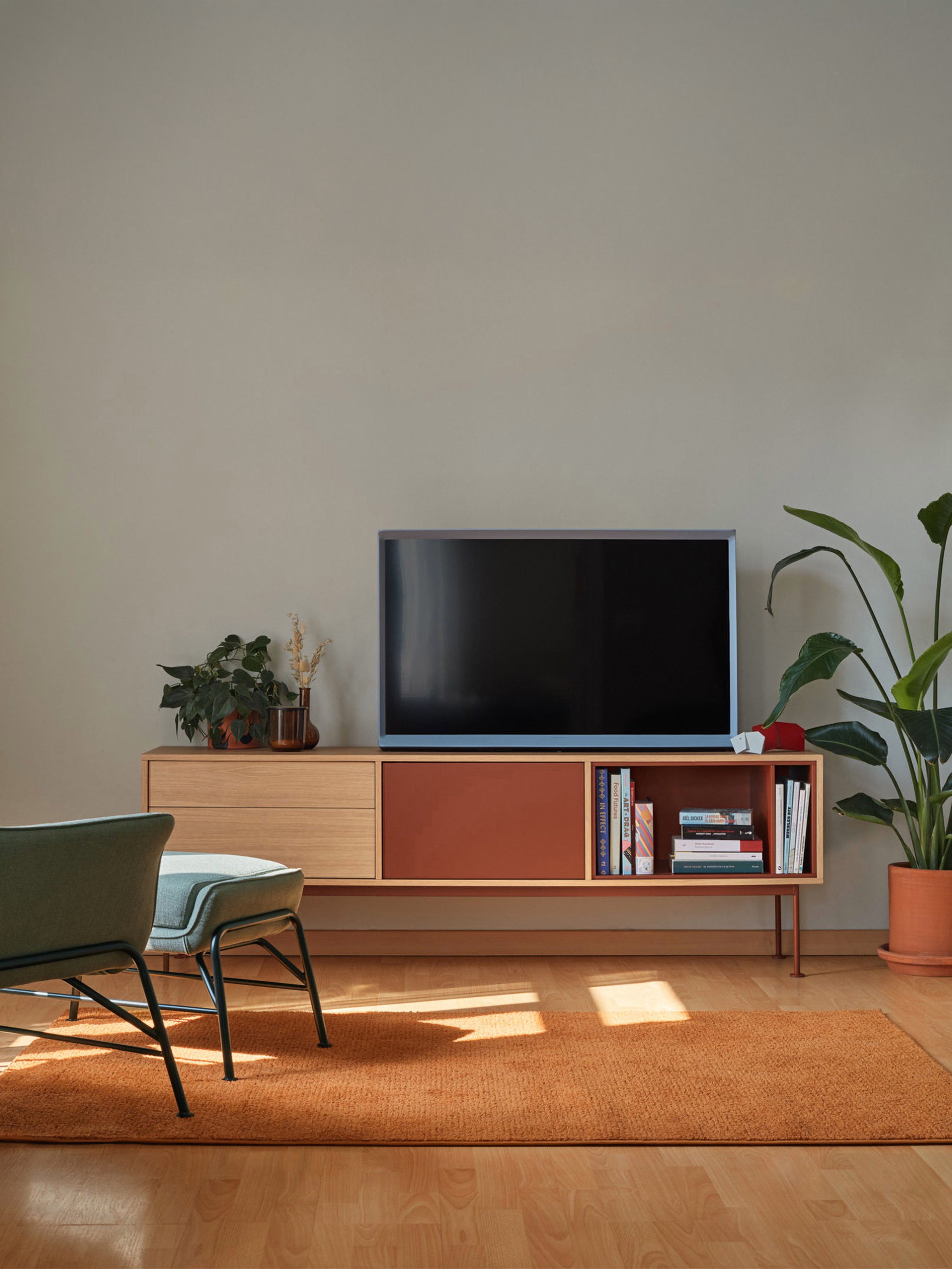 Yoko TV unit in oak with lacquered doors and metal base 180 x 59 cm