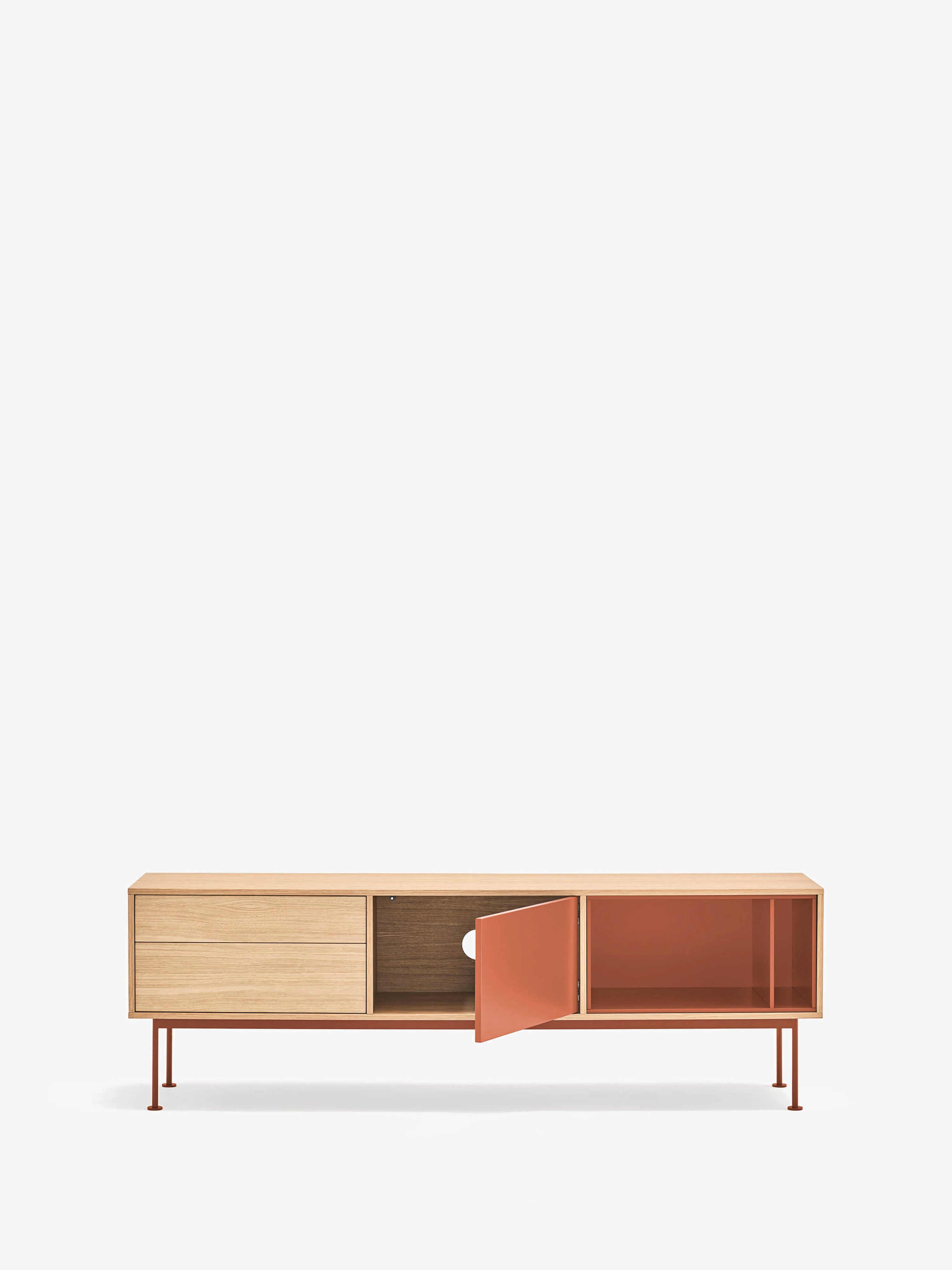 Yoko mueble TV en roble con puertas lacadas y base de metal 180 x 59 cm