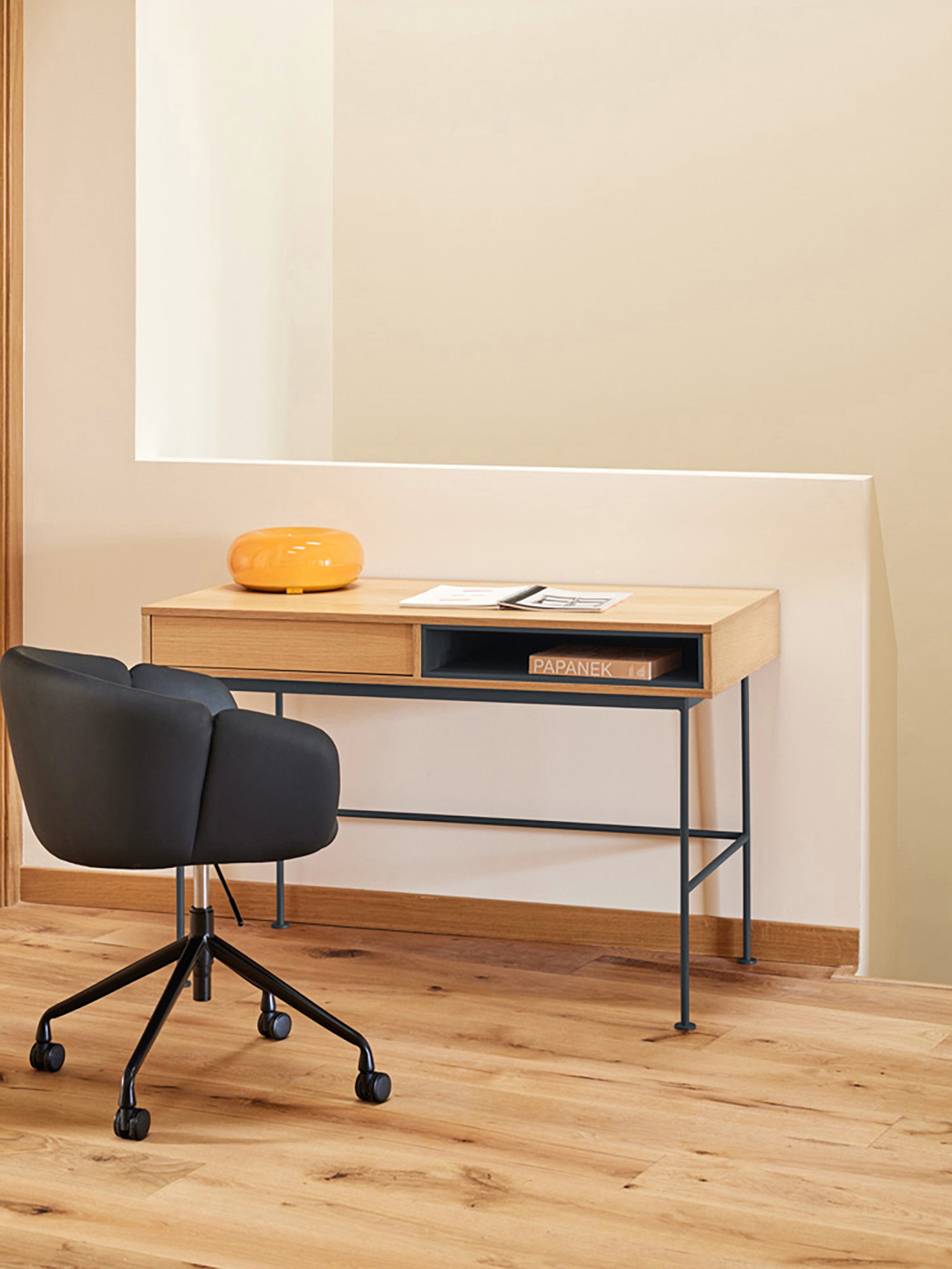 Yoko Scrivania 120 cm in rovere con cassetto e vano a giorno laccato e base in metallo