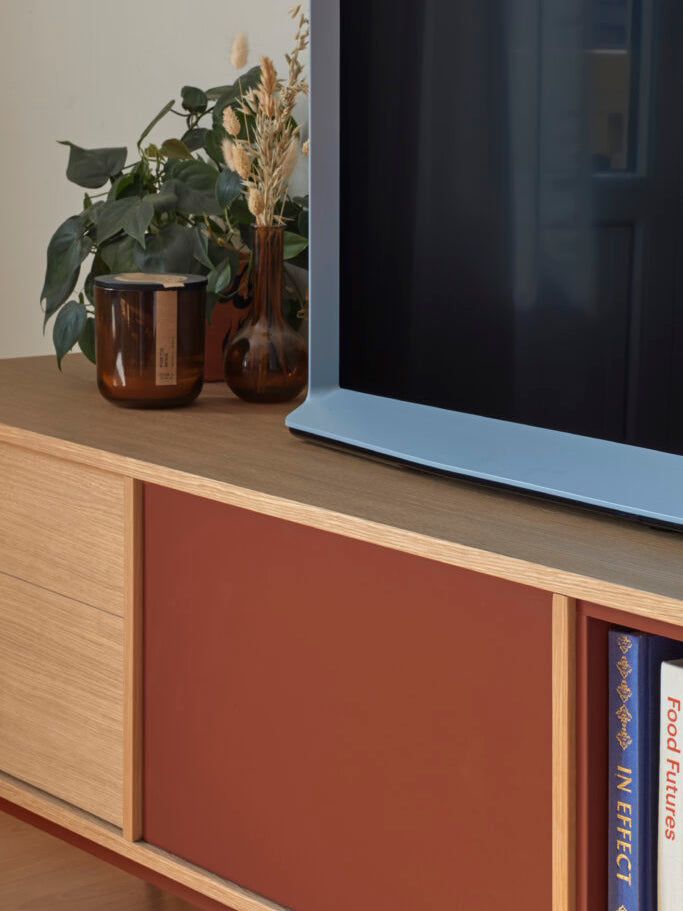 Yoko mueble TV en roble con puertas lacadas y base de metal 180 x 59 cm