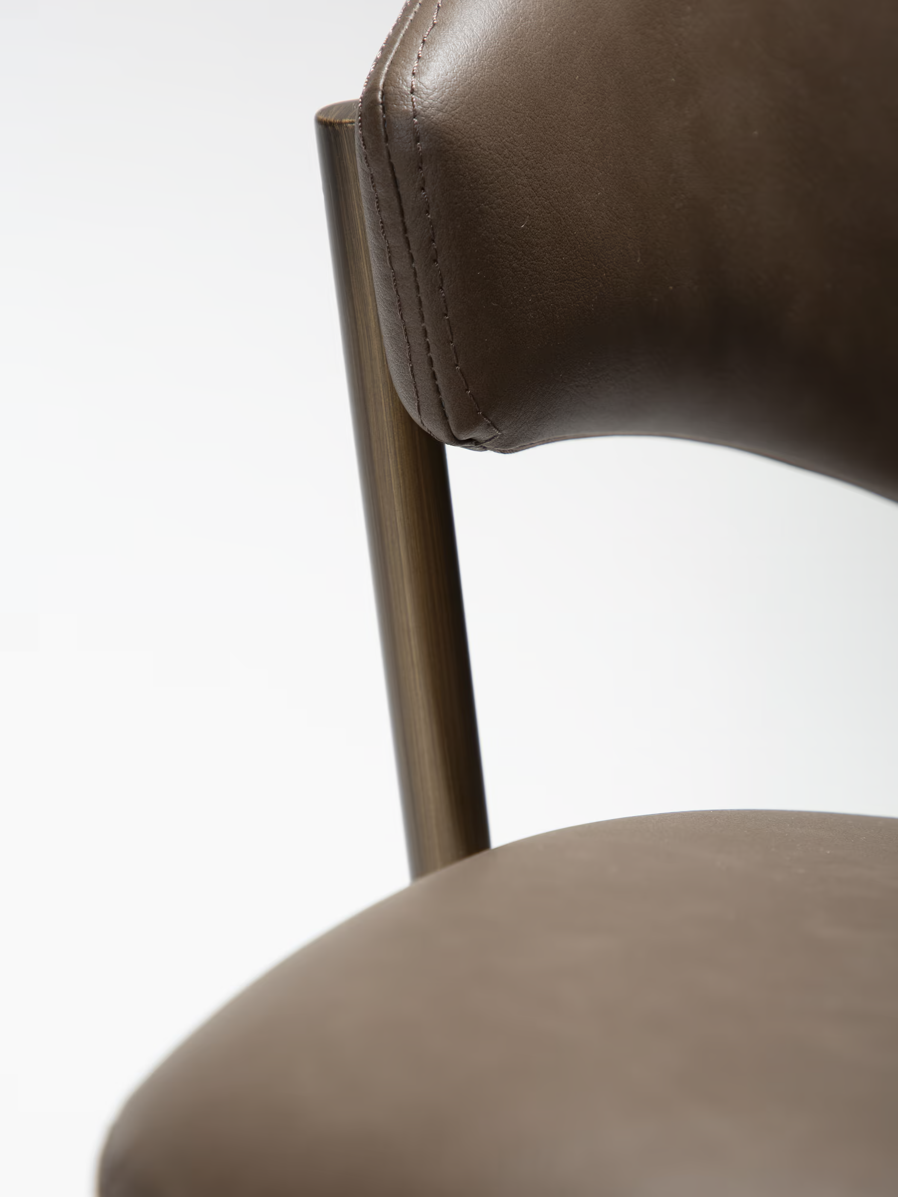 Zone sedia in pelle sintetica e struttura in metallo - Eleganza scandi e comfort contemporaneo