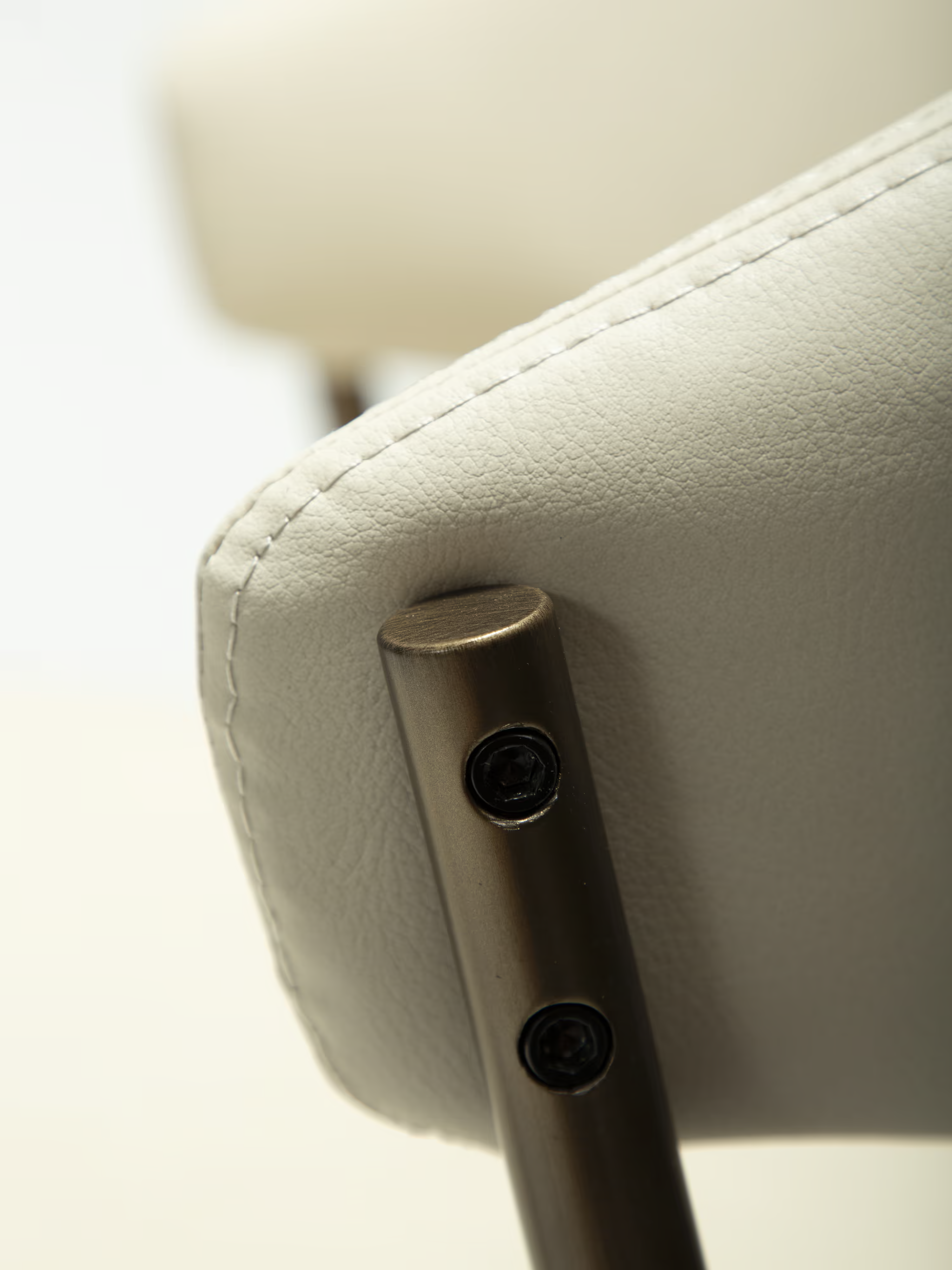 Zone sedia in pelle sintetica e struttura in metallo - Eleganza scandi e comfort contemporaneo