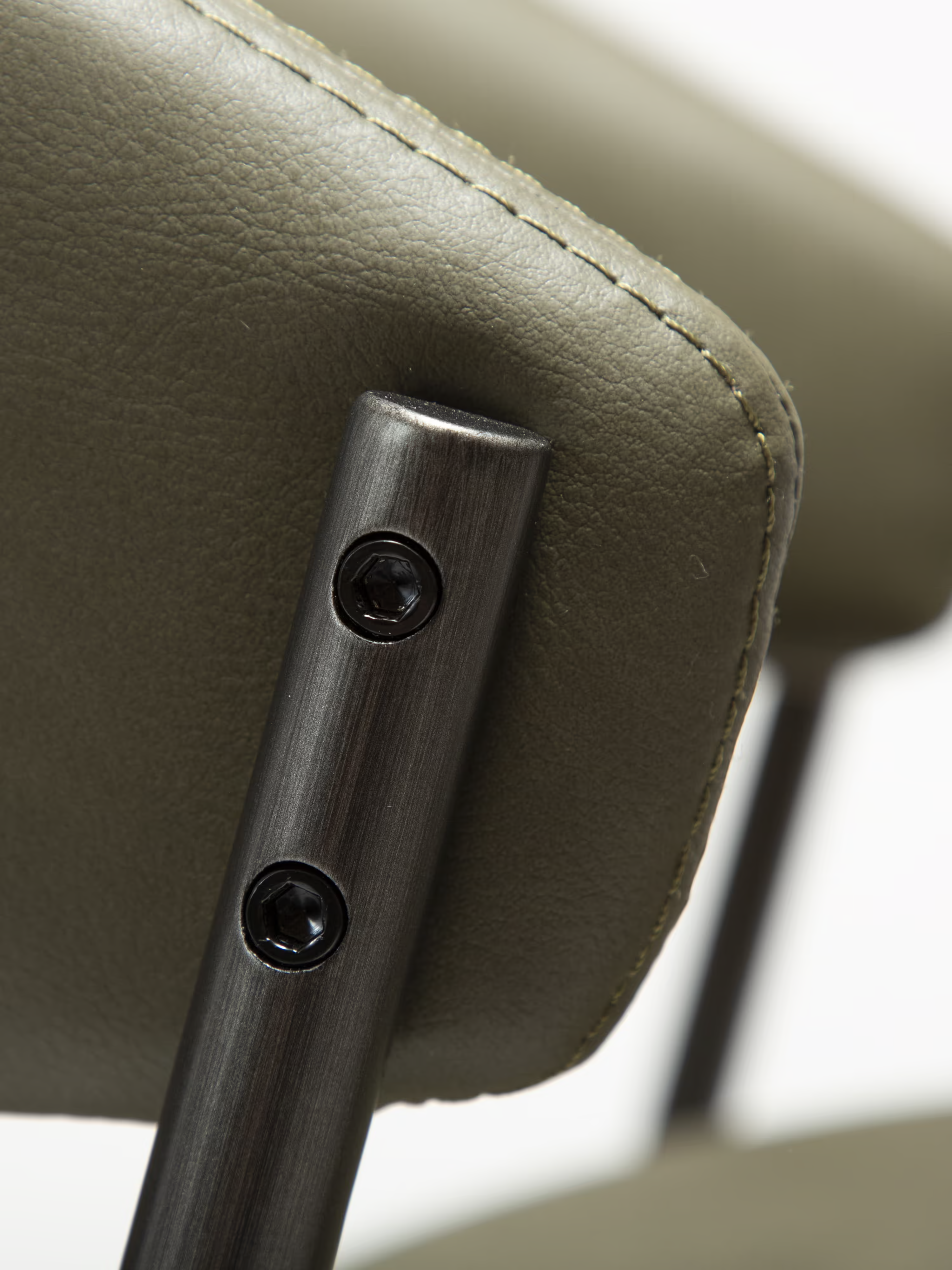 Zone sedia in pelle sintetica e struttura in metallo - Eleganza scandi e comfort contemporaneo