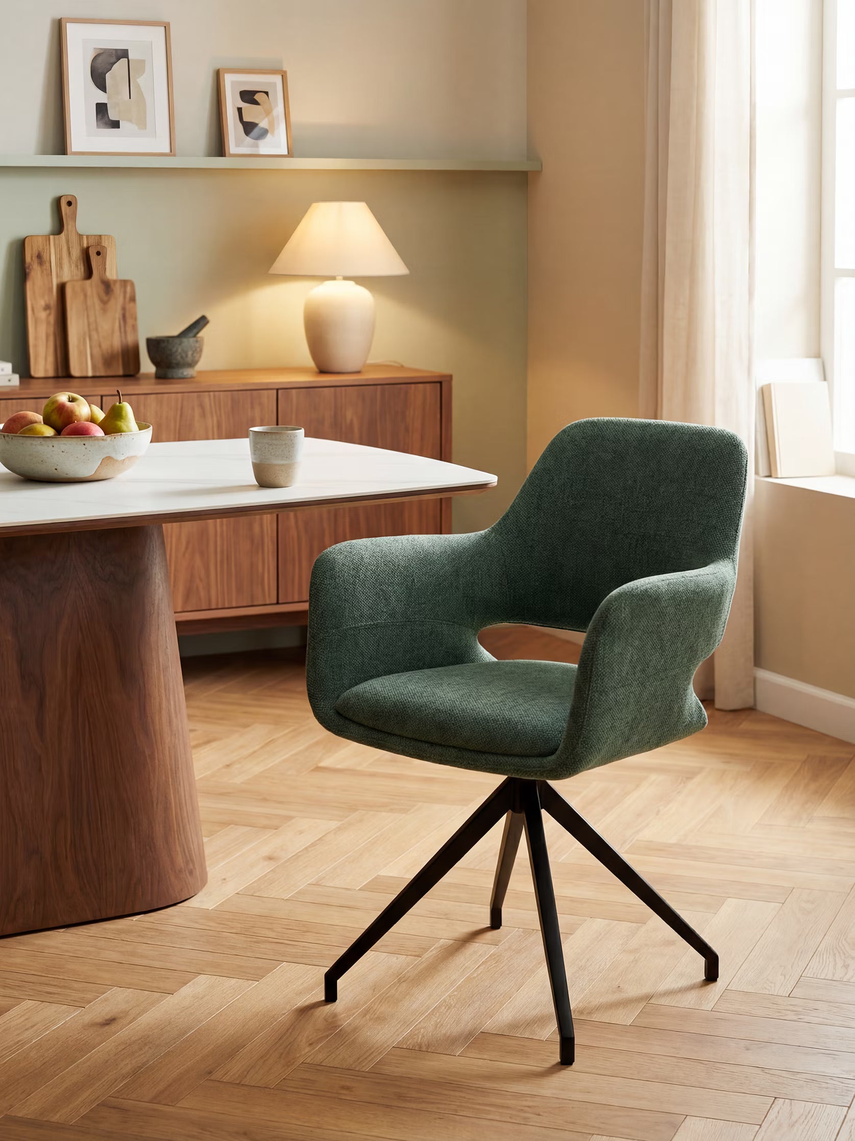 Chaise pivotante Kerry en tissu vert avec base en métal – style rétro et confort contemporain
